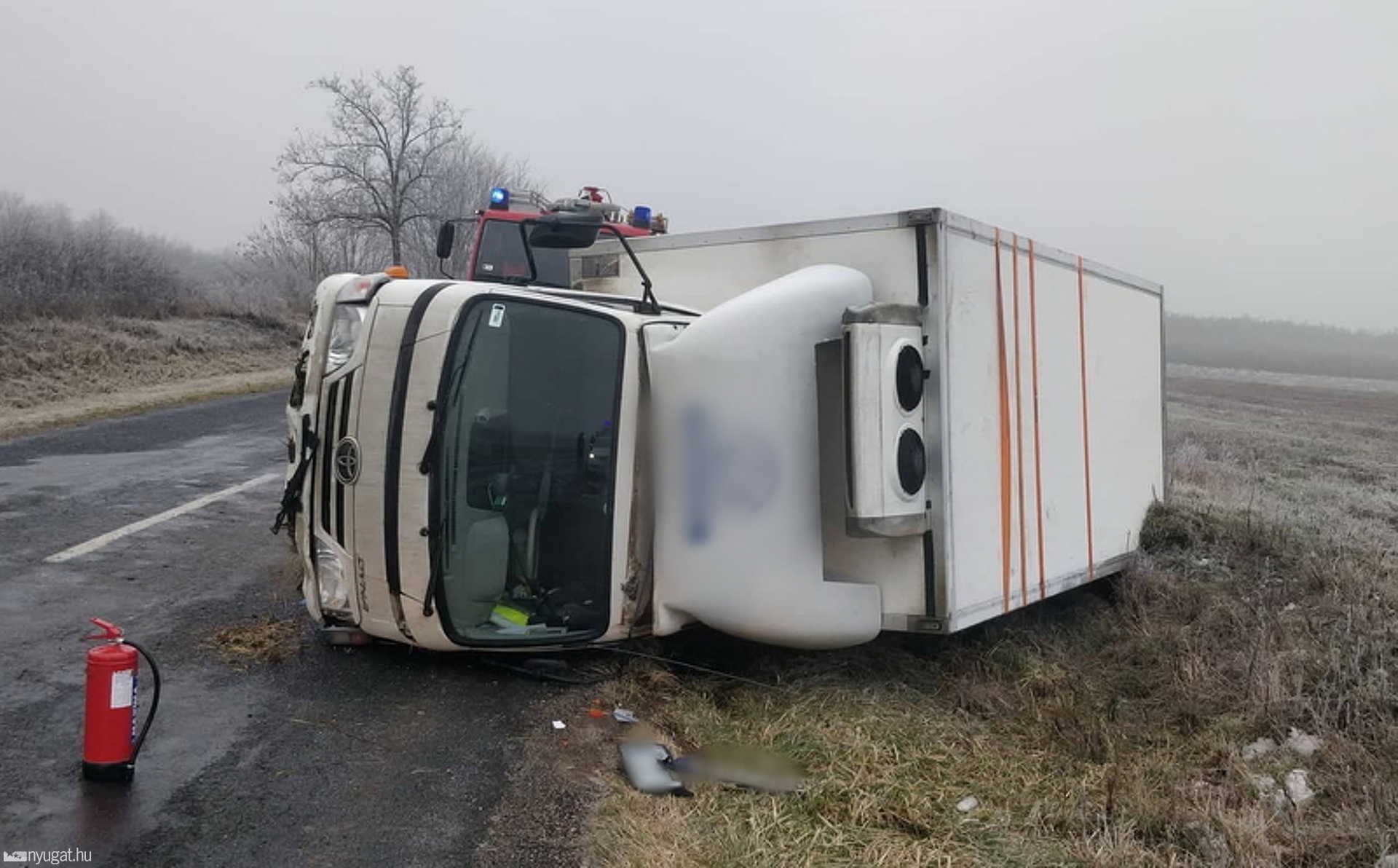 Jeges úton csúsztak árokba teherautók Vas megyében 