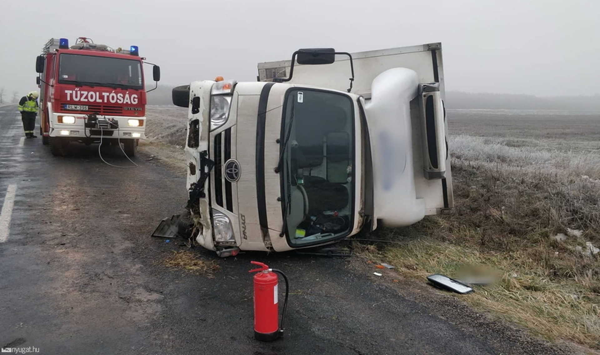 Jeges úton csúsztak árokba teherautók Vas megyében 
