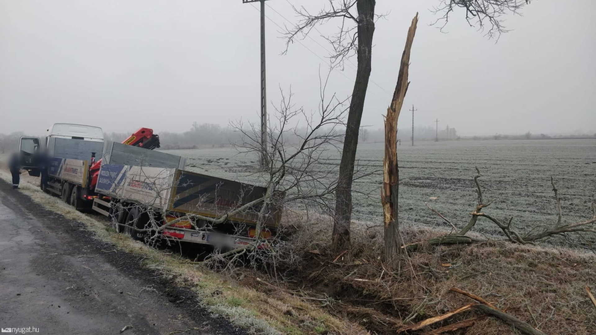Jeges úton csúsztak árokba teherautók Vas megyében 