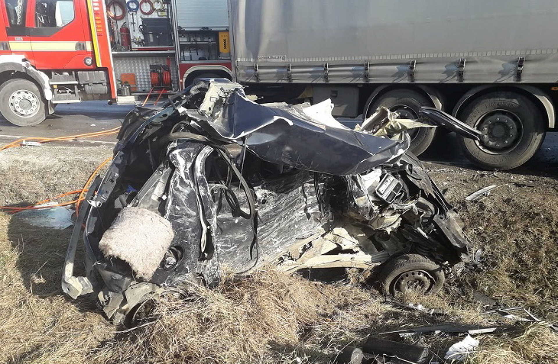Meghalt a kamion elé sodródó autó vezetője Leányvárnál, a 10-es főúton 
