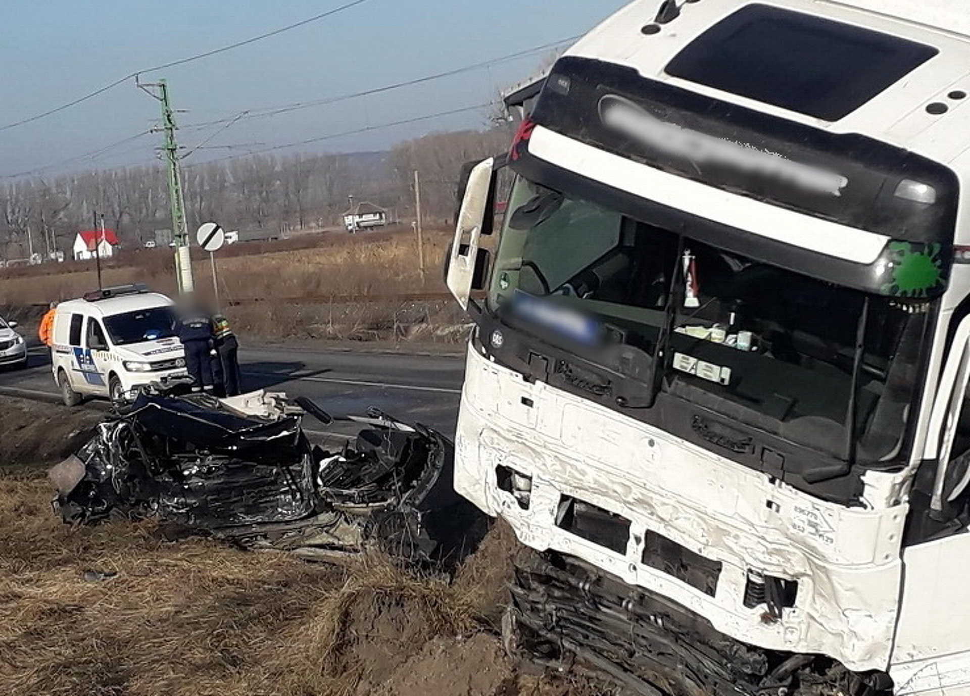 Meghalt a kamion elé sodródó autó vezetője Leányvárnál, a 10-es főúton 