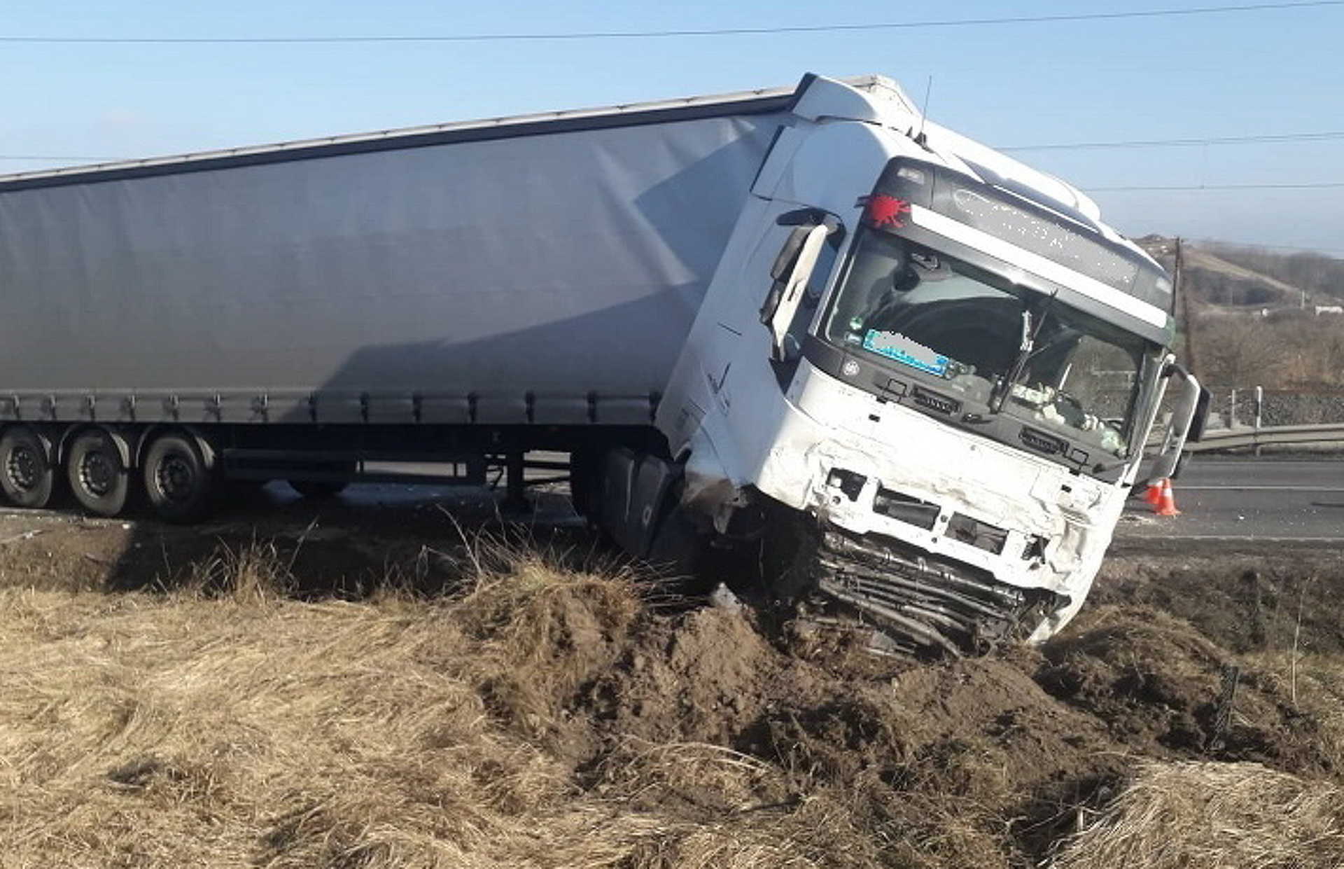 Meghalt a kamion elé sodródó autó vezetője Leányvárnál, a 10-es főúton 