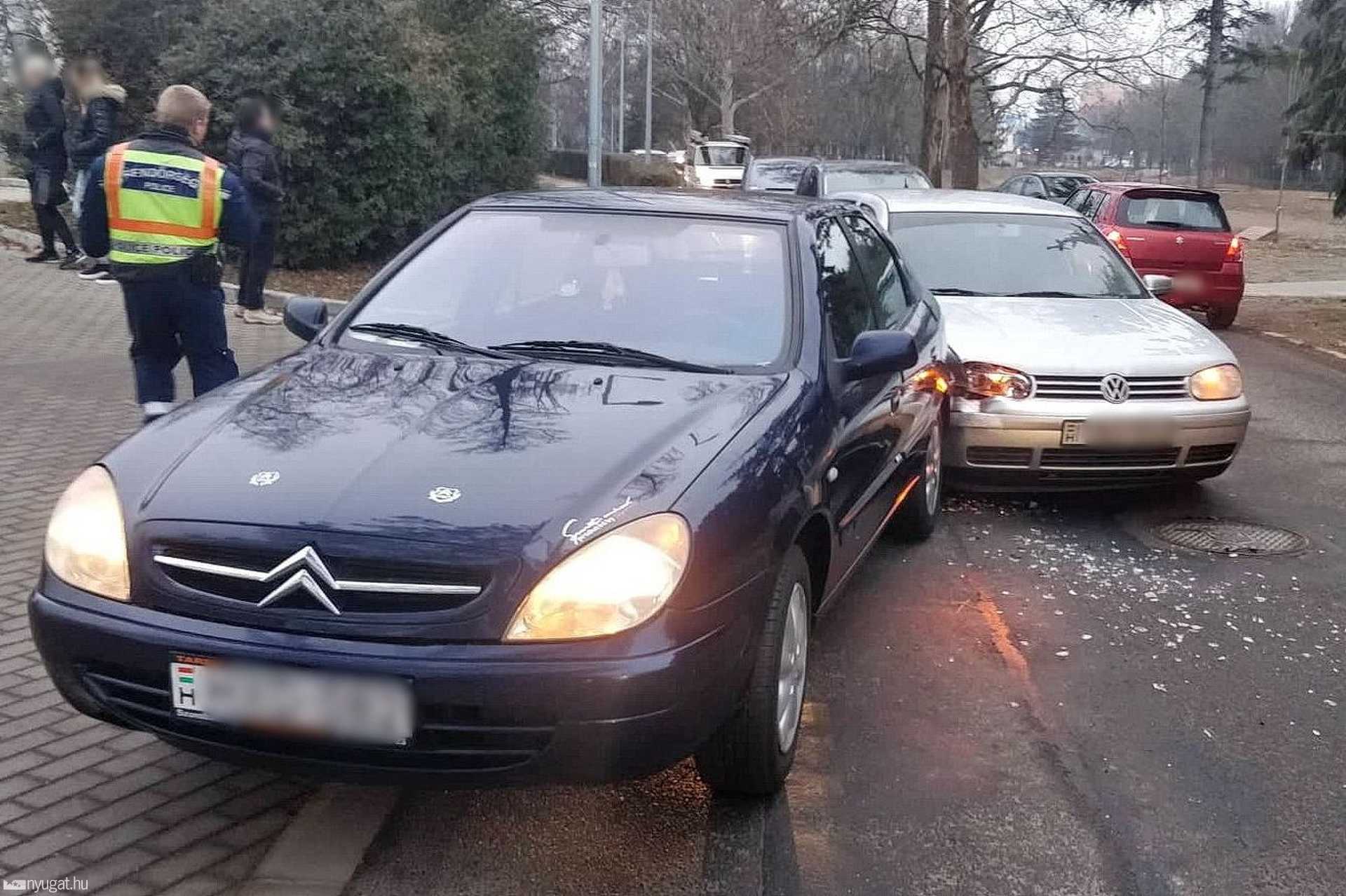 Volkswagen és Citroen koccant a szombathelyi Tóvendéglőnél