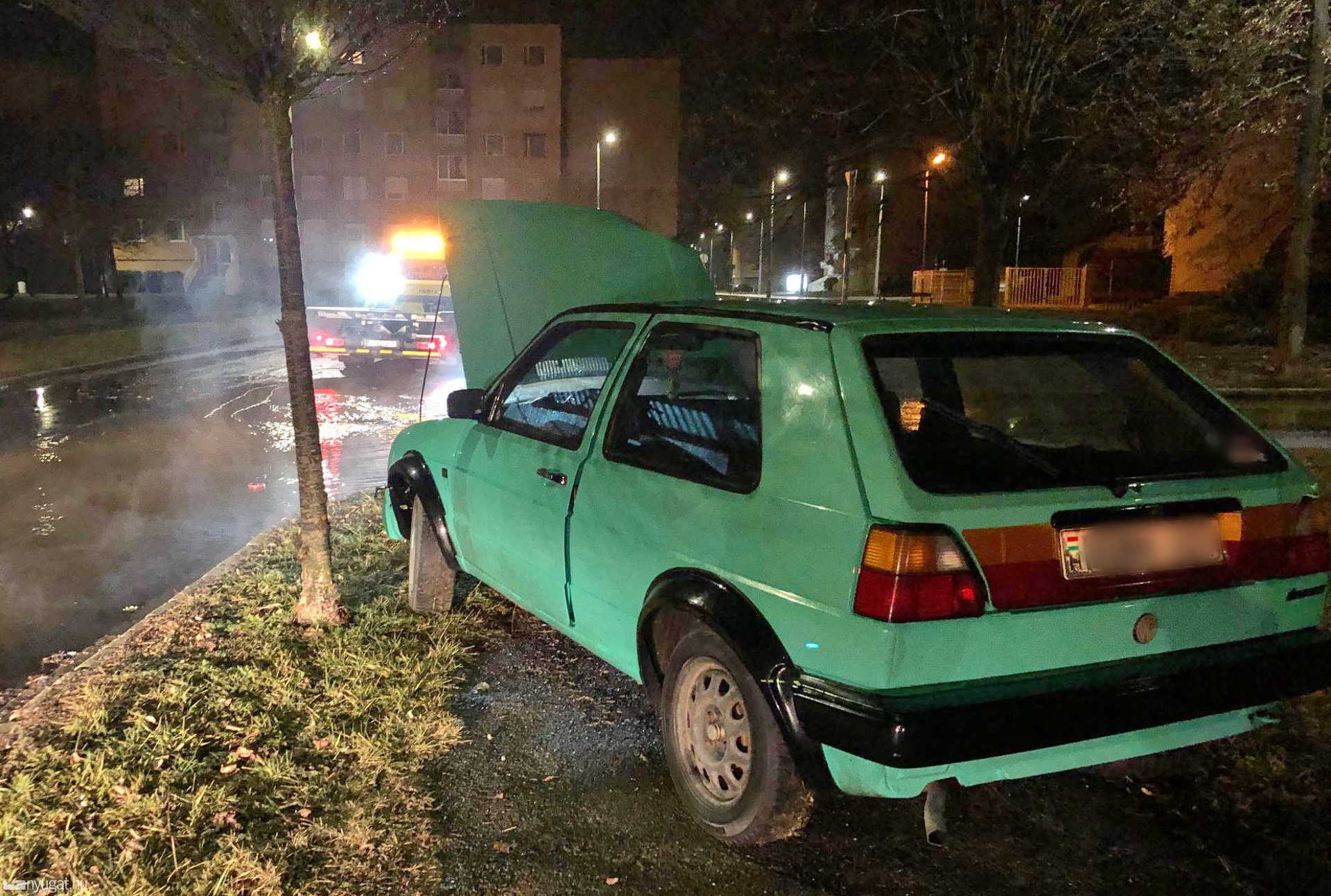 Tűzcsapot döntött egy Volkswagen Szombathelyen – ittas volt a sofőr