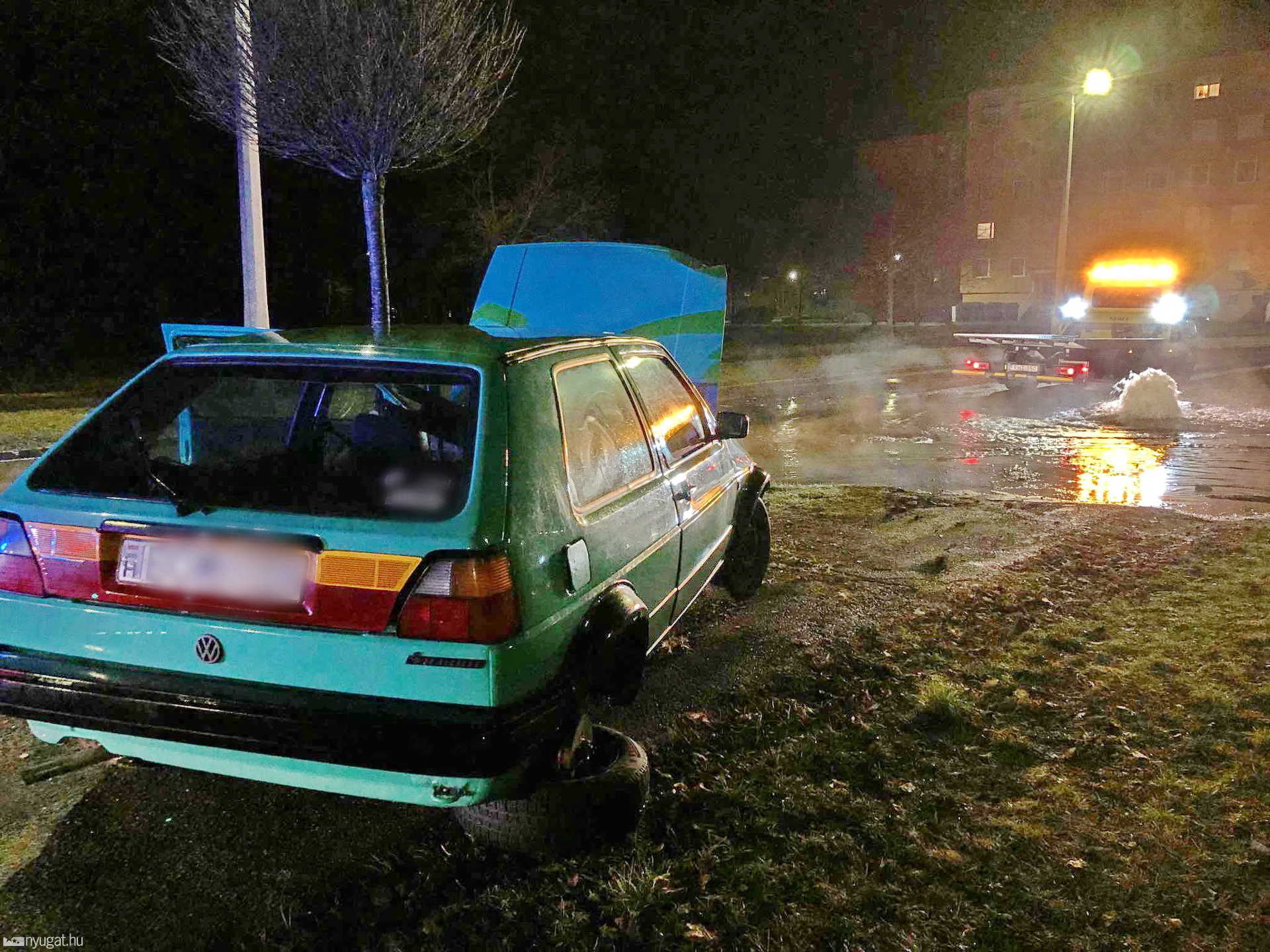 Tűzcsapot döntött egy Volkswagen Szombathelyen – ittas volt a sofőr
