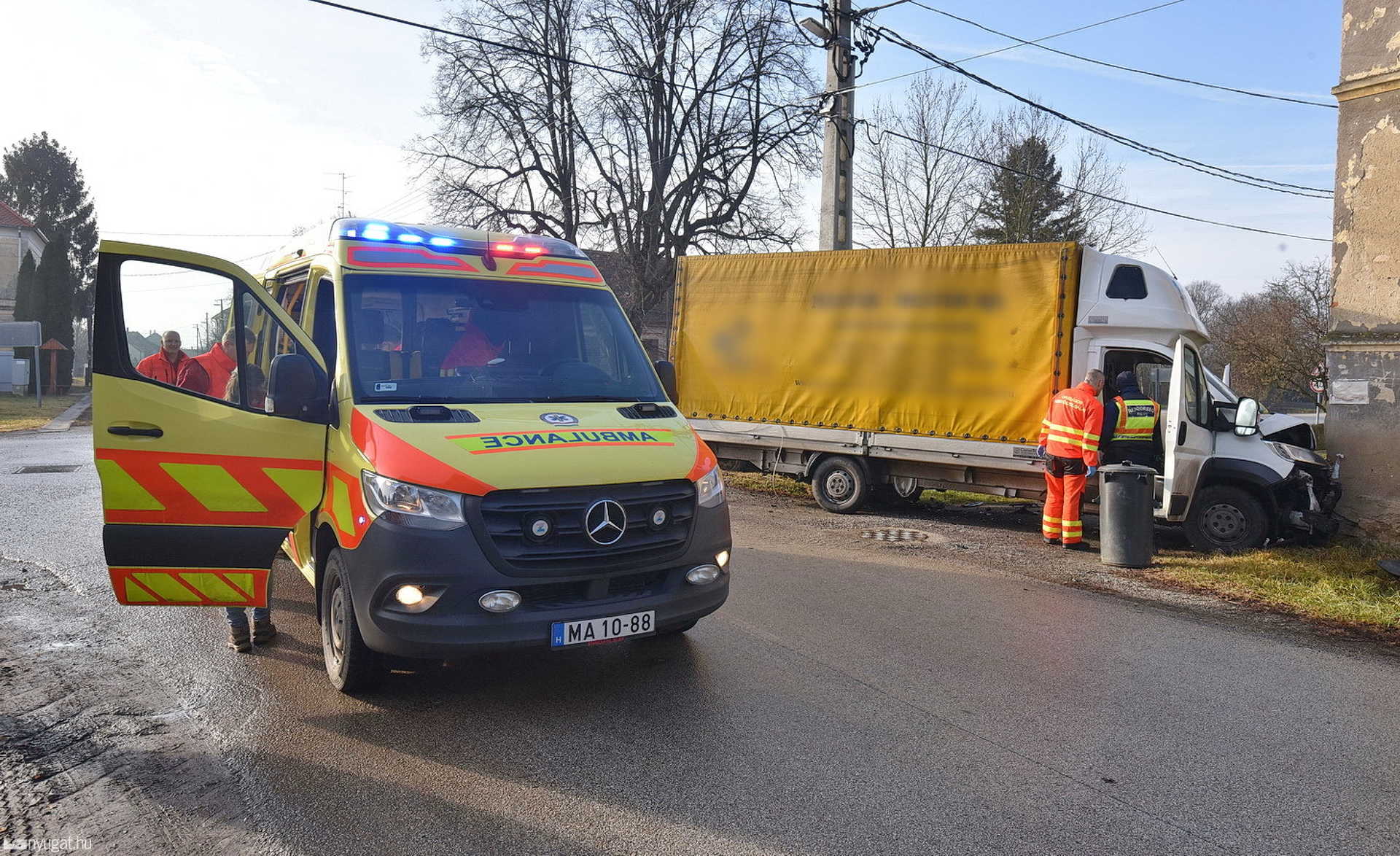 Citroen teherautó ütközött Nissannal Pornóapátiban