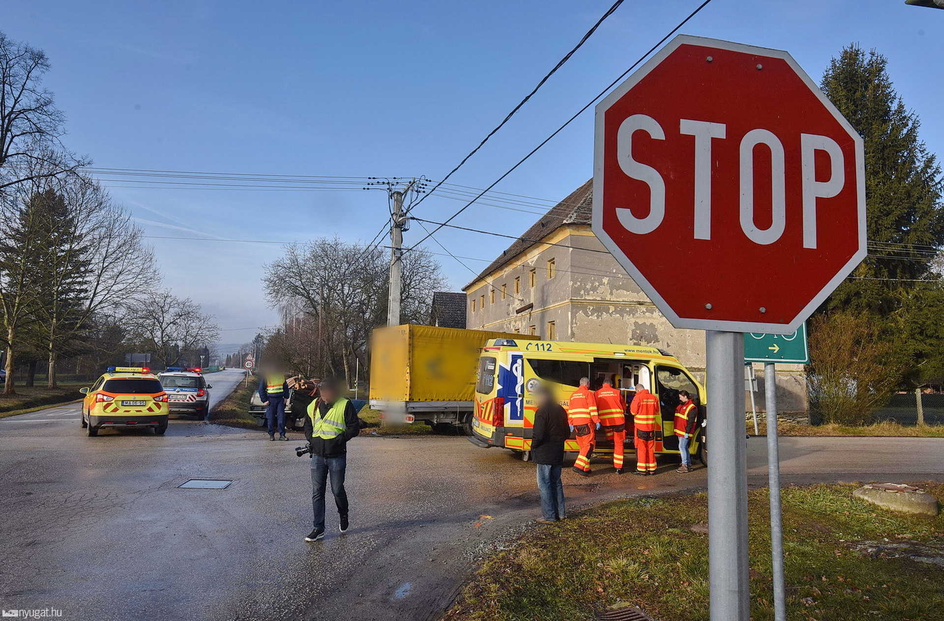 Citroen teherautó ütközött Nissannal Pornóapátiban