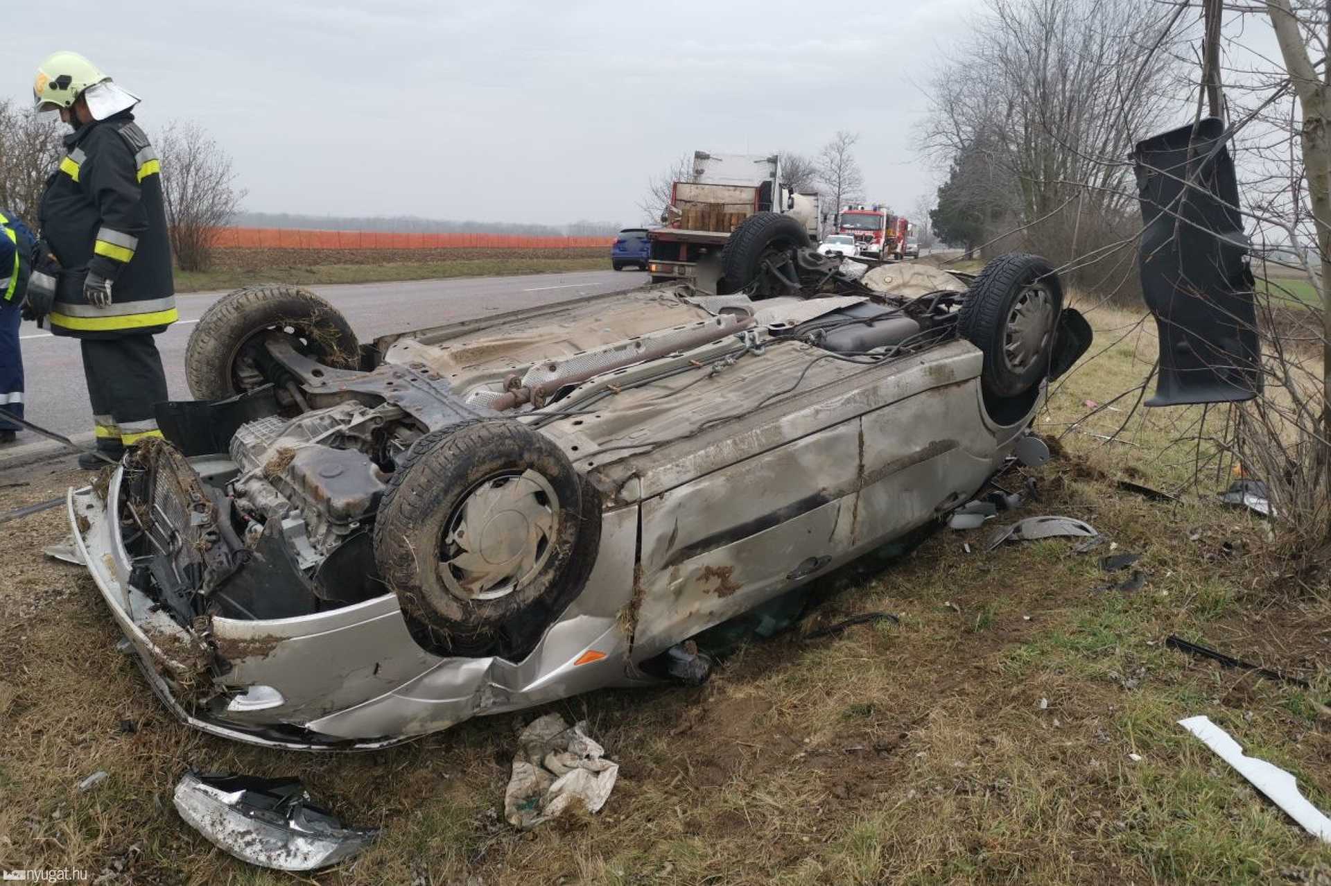 Két kamionnal ütközött egy Ford a 84-es főúton Simaságnál 