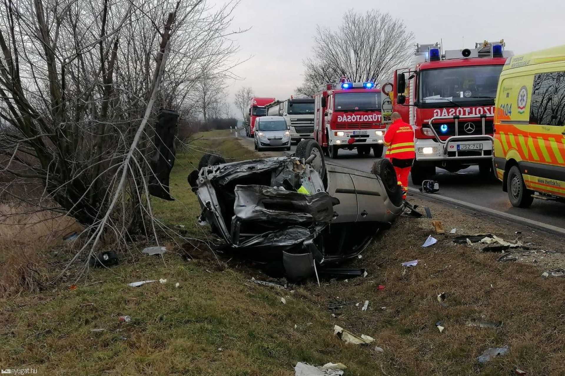 Két kamionnal ütközött egy Ford a 84-es főúton Simaságnál 