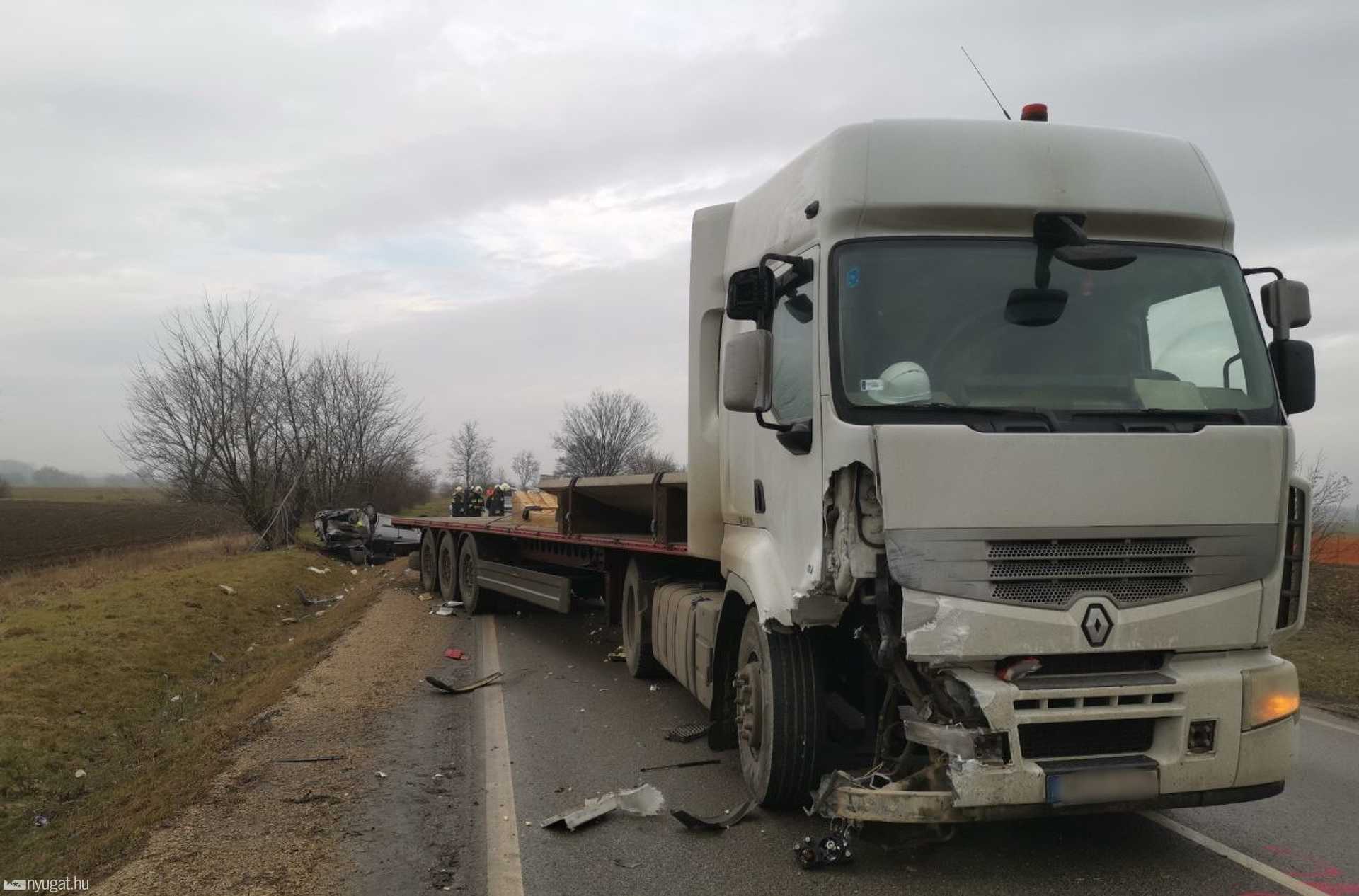 Két kamionnal ütközött egy Ford a 84-es főúton Simaságnál 