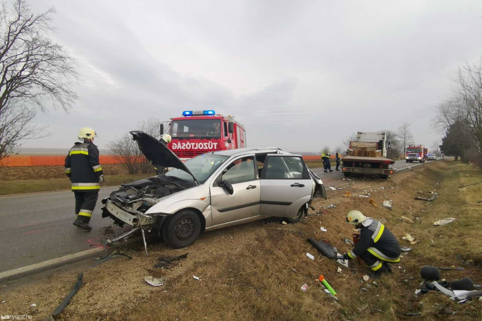 Két kamionnal ütközött egy Ford a 84-es főúton Simaságnál 