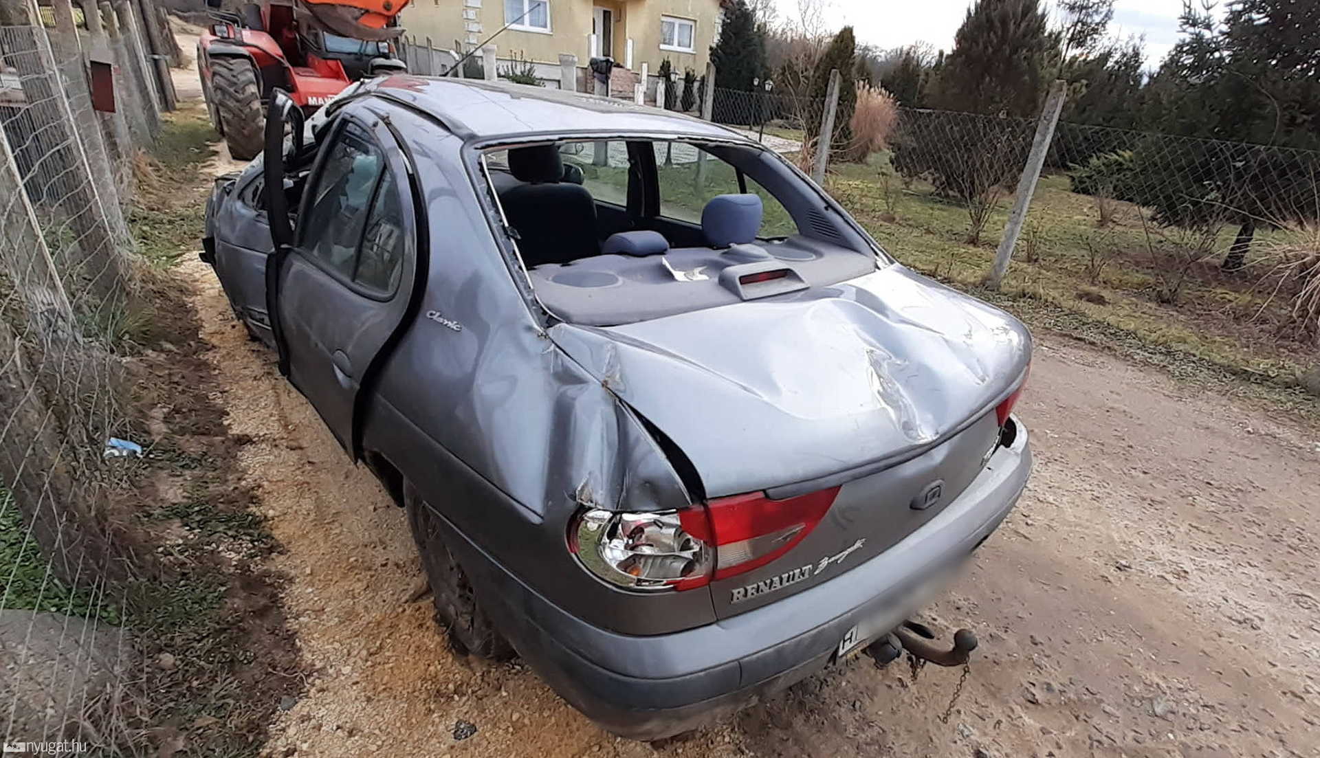 Manitou munkagép vontatta el a balesetet szenvedett Renault személyautót Egyházashollóson