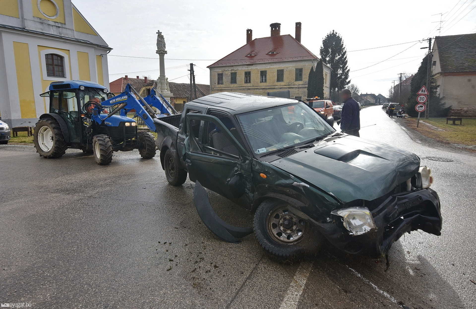 Pornóapátiban New Holland rakodógép vontatta el a balesetet szenvedett Nissant