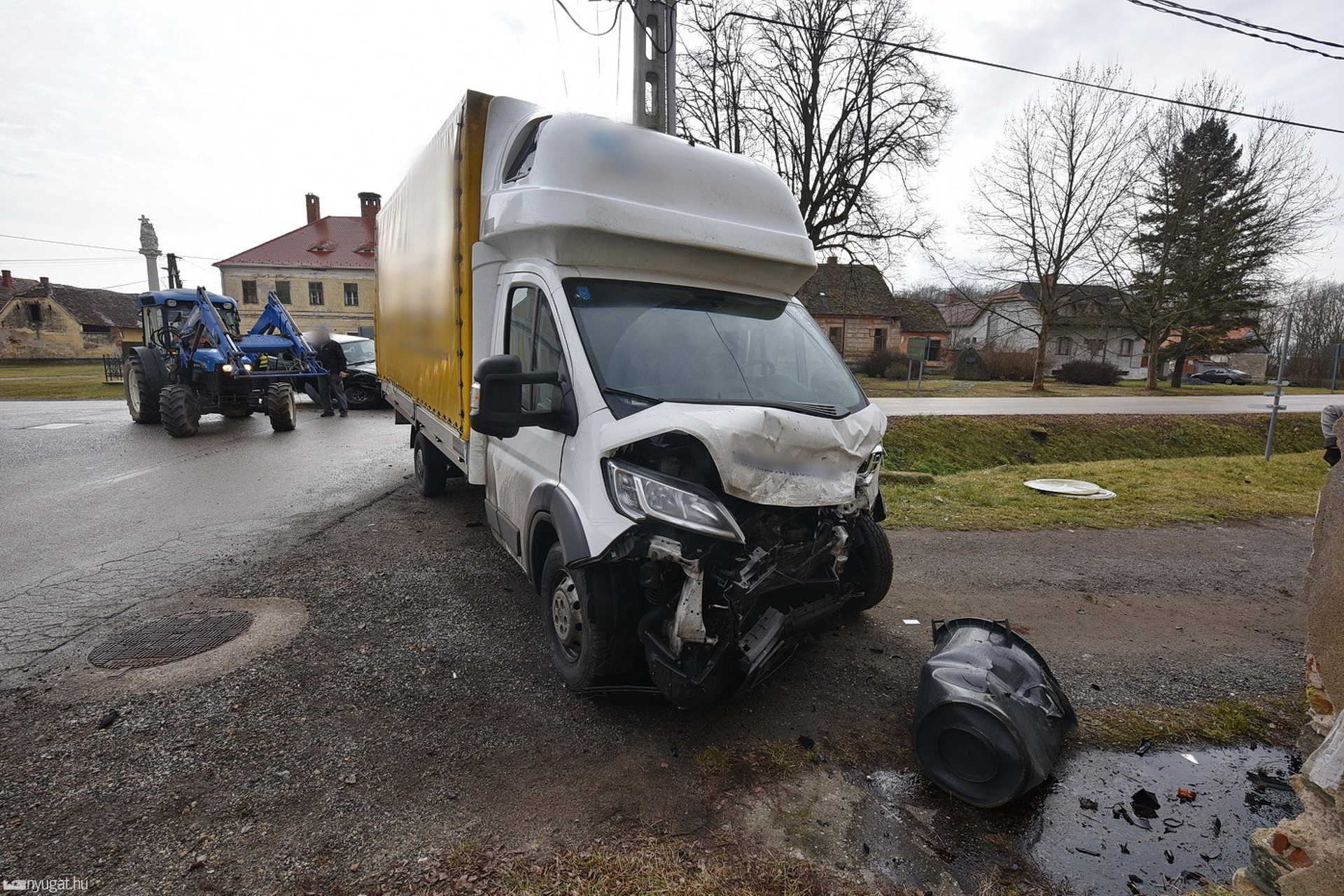 Pornóapátiban New Holland rakodógép vontatta el a balesetet szenvedett Nissant