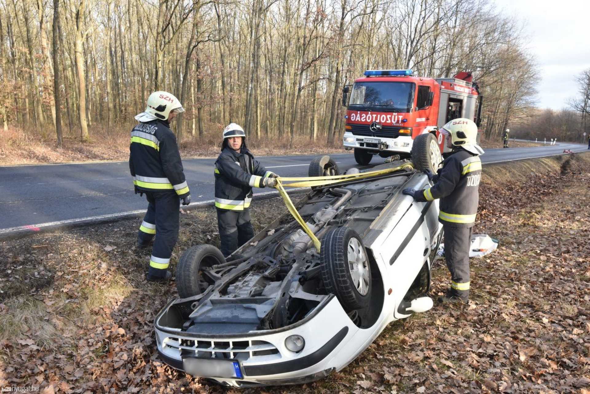 Felborult egy Renault Ják és Szombathely között