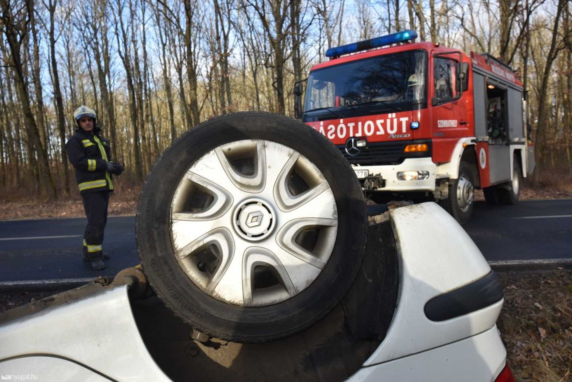 Felborult egy Renault Ják és Szombathely között