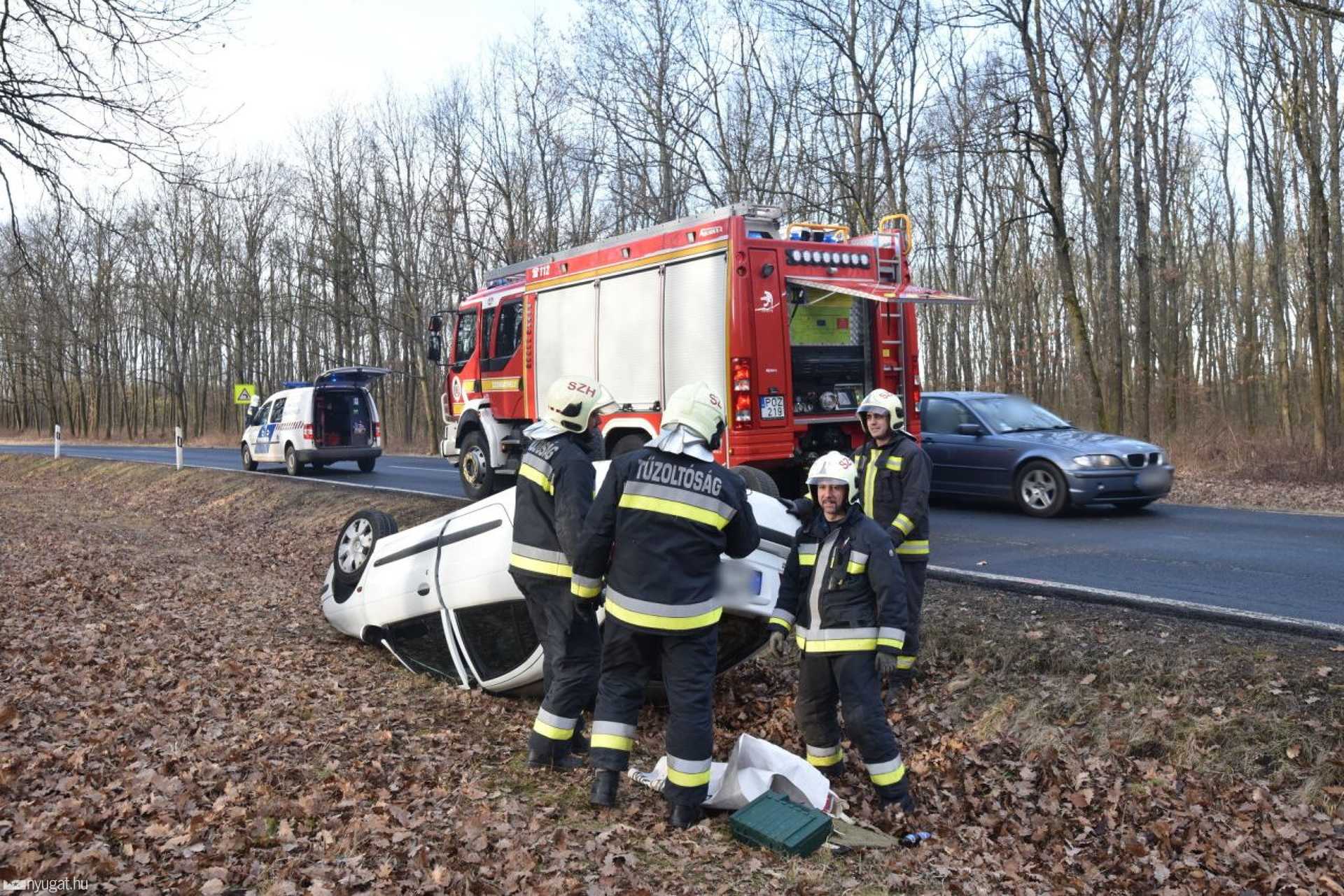Felborult egy Renault Ják és Szombathely között