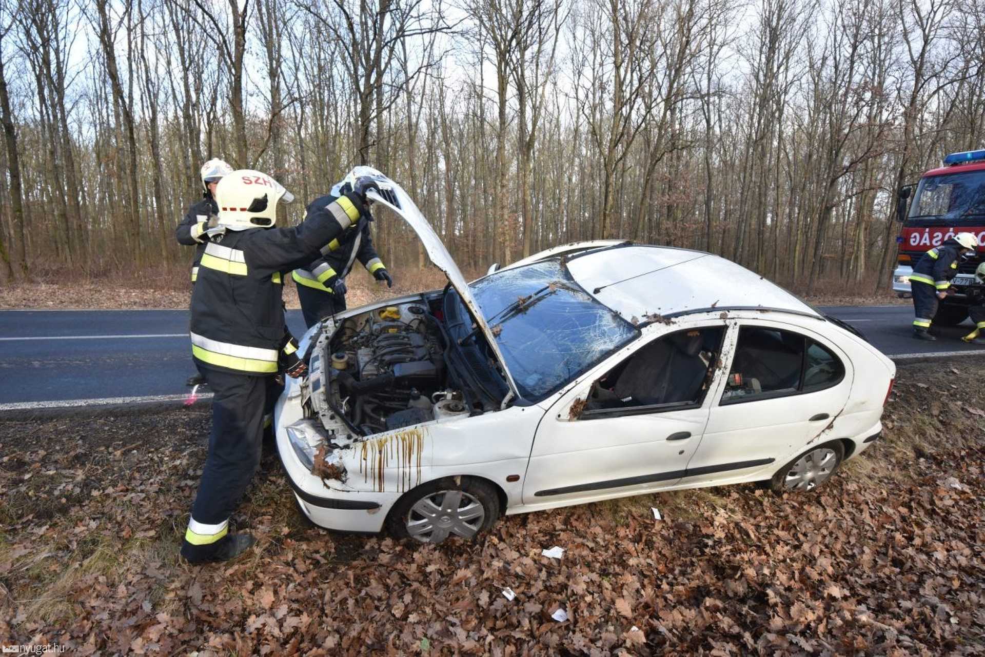 Felborult egy Renault Ják és Szombathely között
