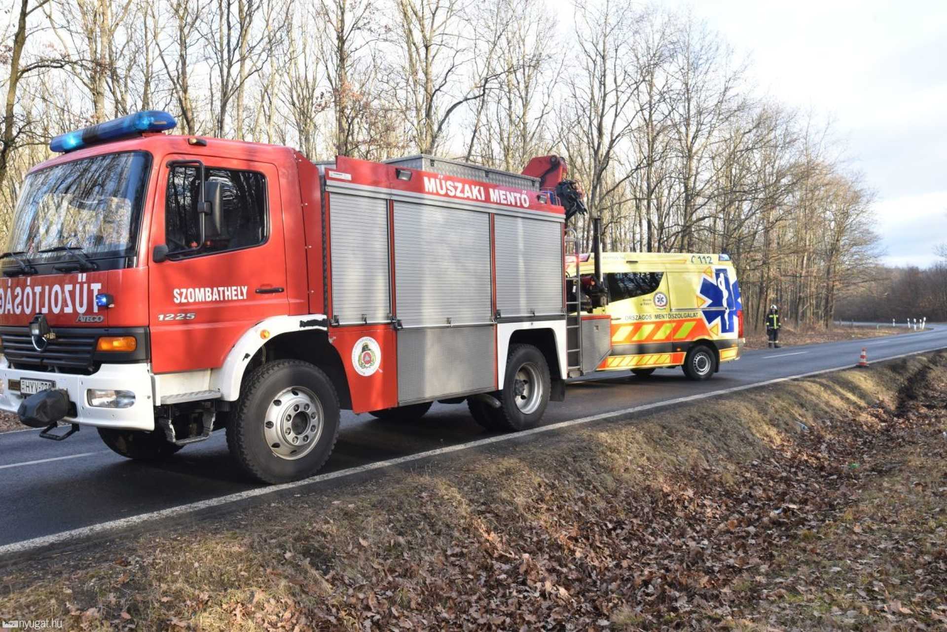 Felborult egy Renault Ják és Szombathely között