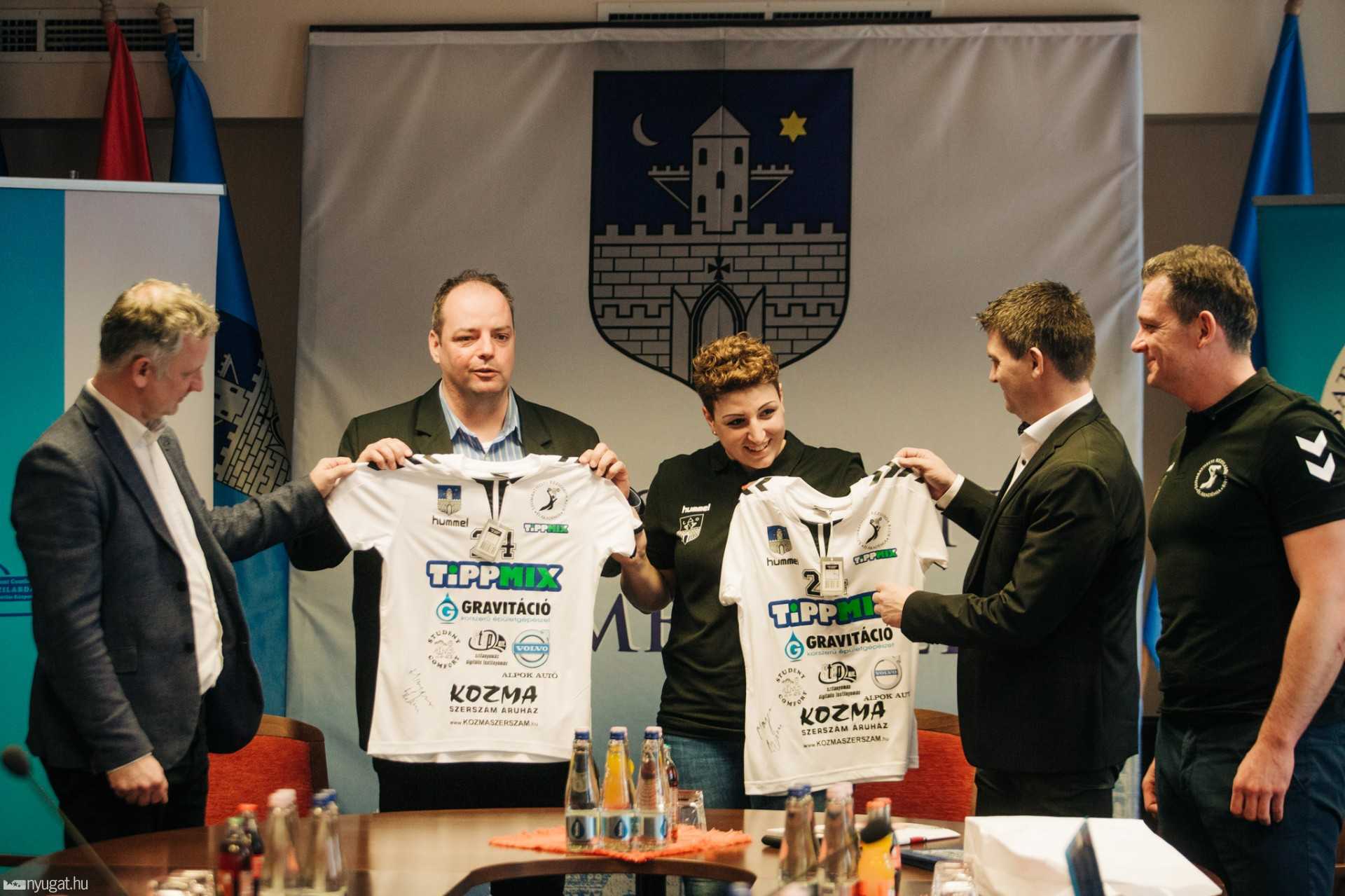Még mezt is kapott az alpolgármester