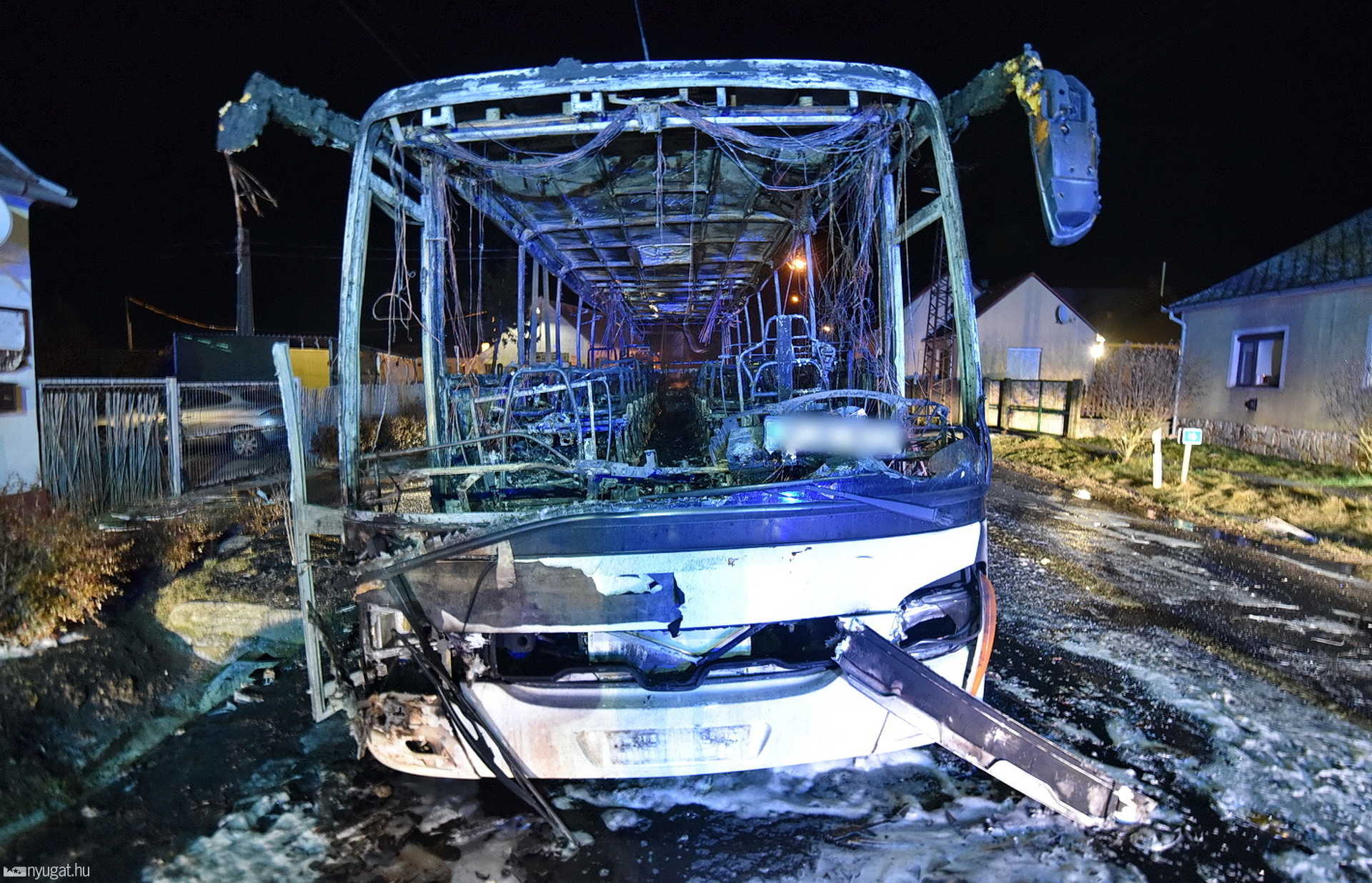 Kigyulladt hétfő este egy munkásokat szállító busz Sorokpolányban