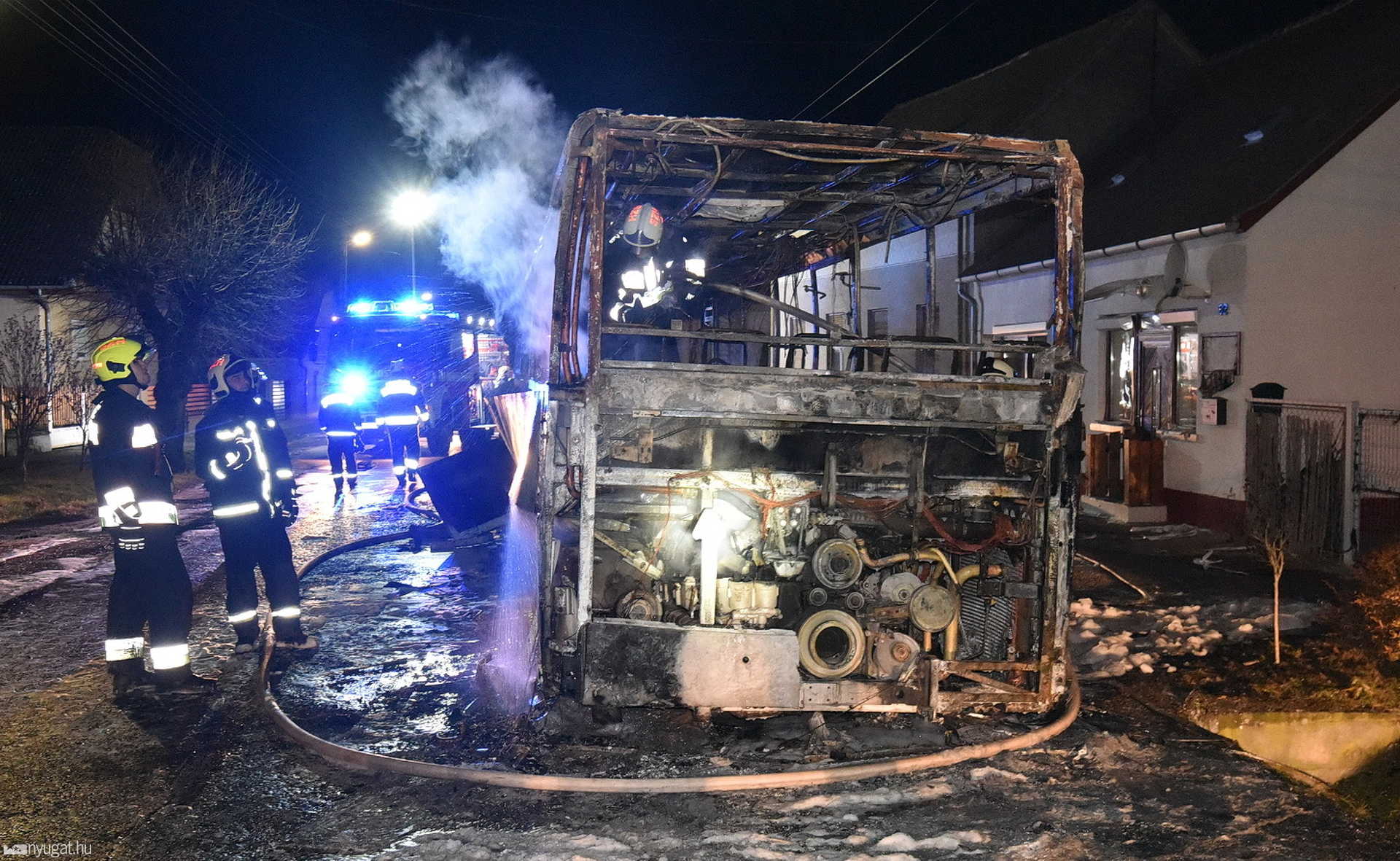 Kigyulladt hétfő este egy munkásokat szállító busz Sorokpolányban
