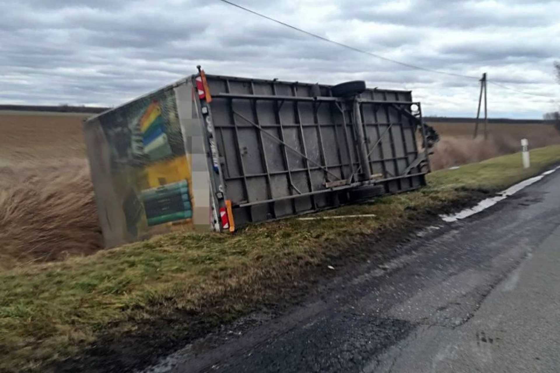 Árokba borult kamion a 83-as főúton