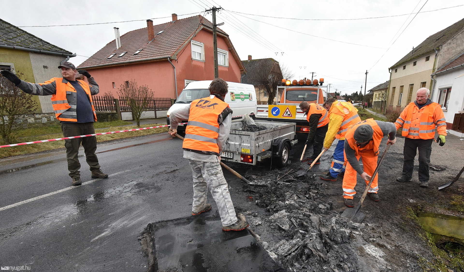Beleolvadt az üveg az aszfaltba a busztűz helyszínén – újra kell aszfaltozni