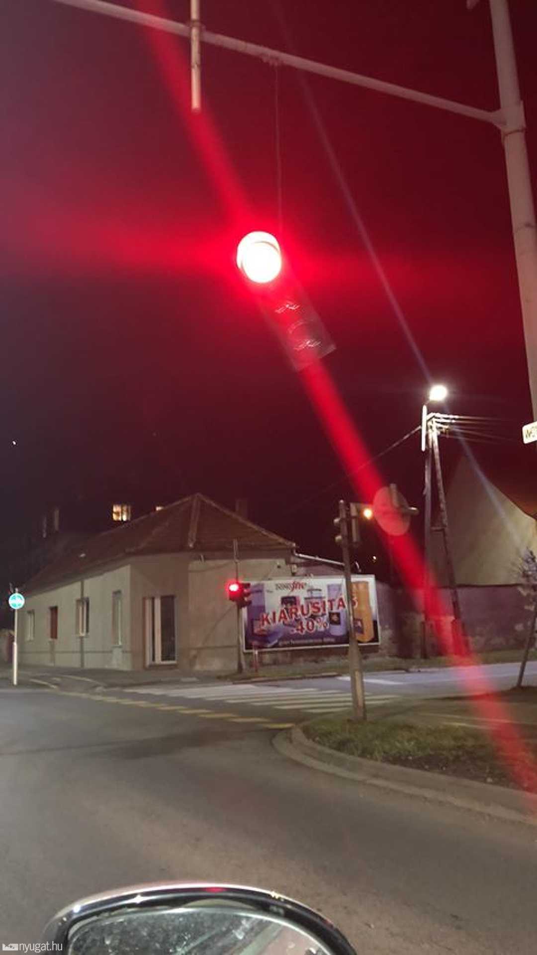 Leszakadt közlekedési lámpa a Zanati úton