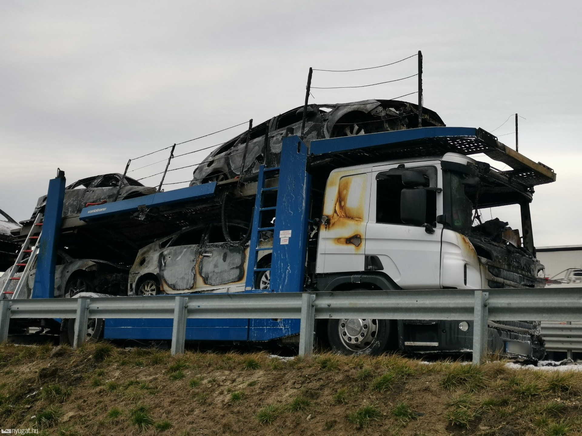 Kiégett egy autószállító tréler Sopronnémeti közelében