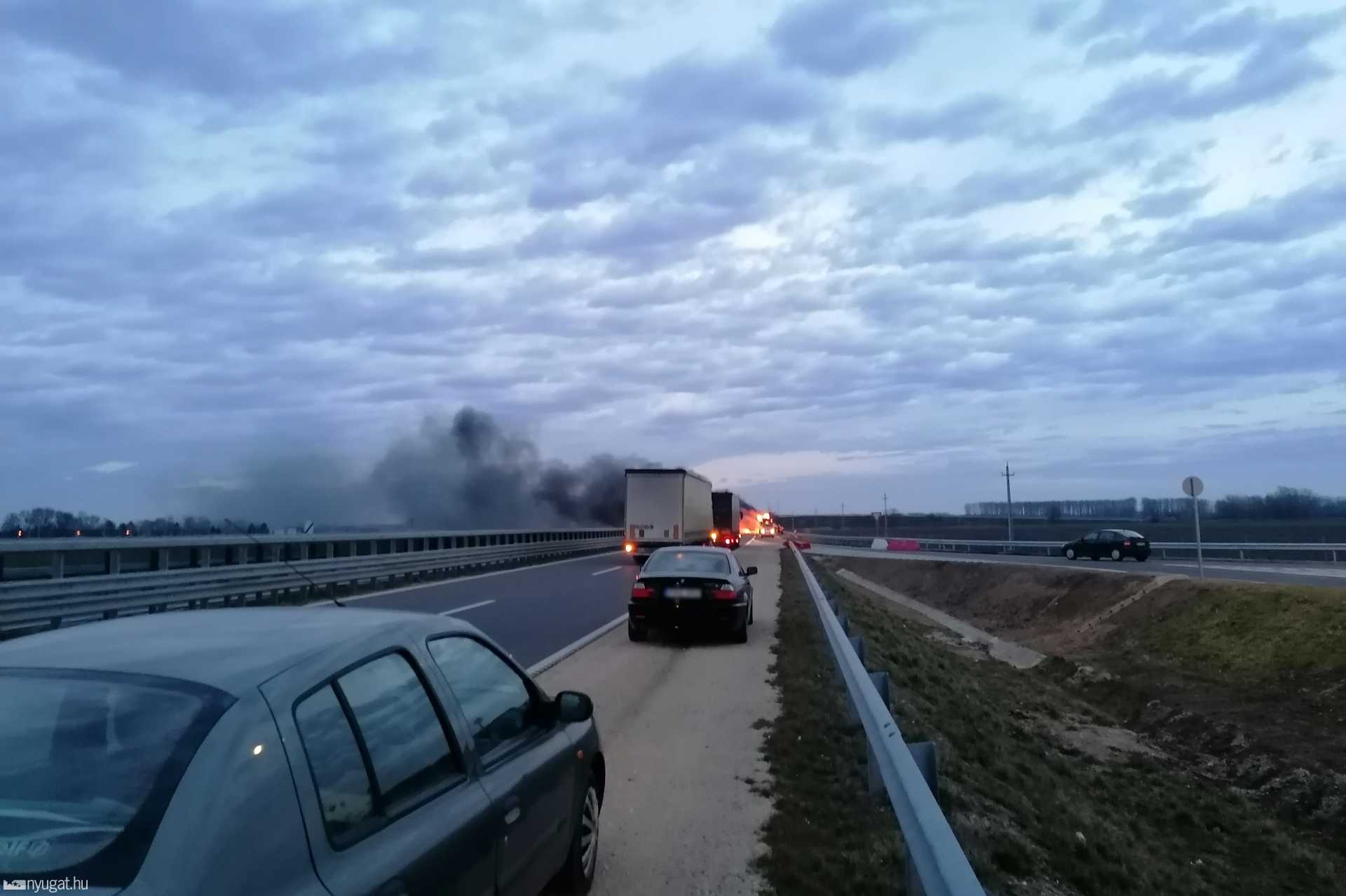 Így lángolt hétfő reggel az autószállító tréler az M86-oson