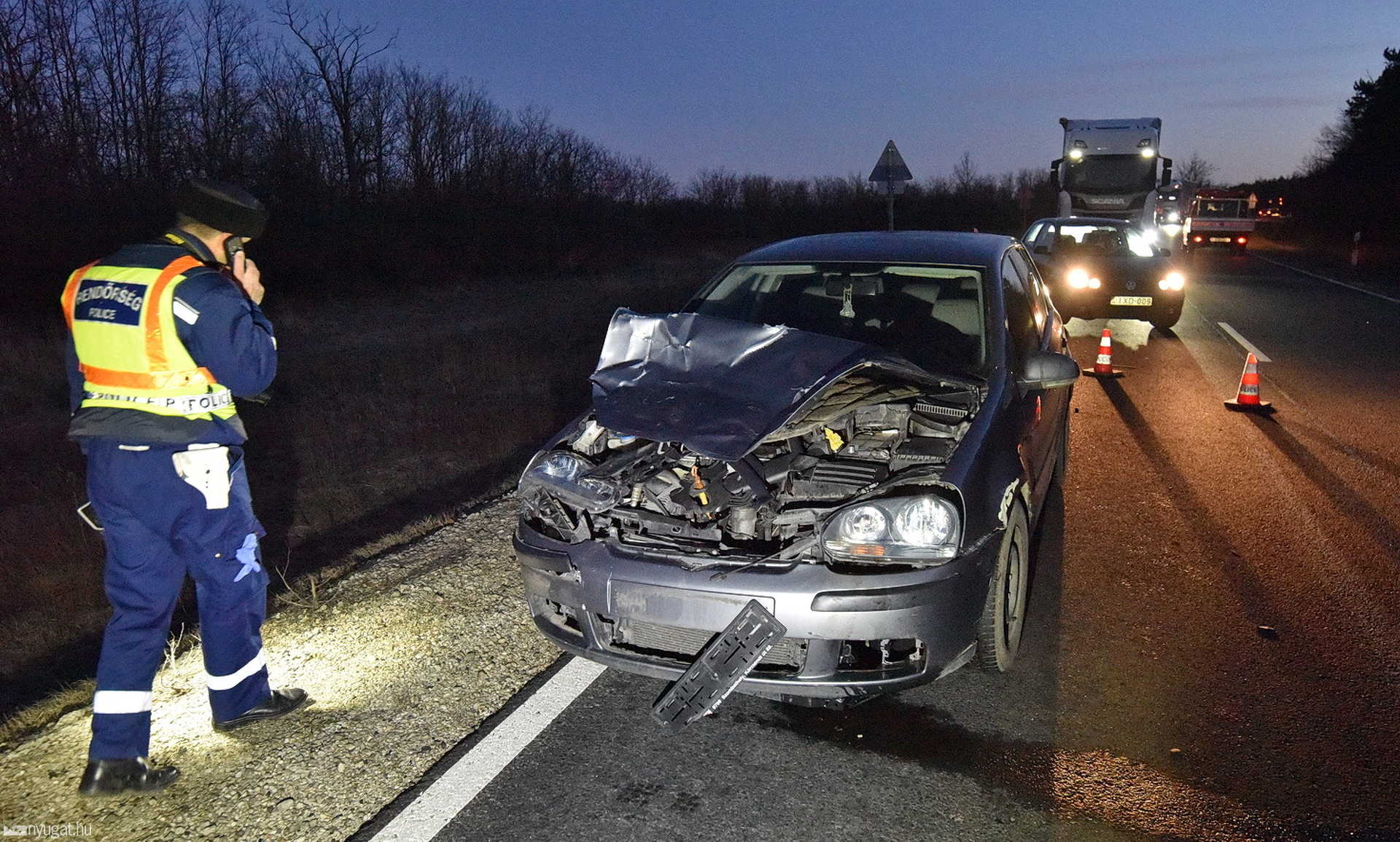 Szarvasok szaladtak a VW elé a 86-oson