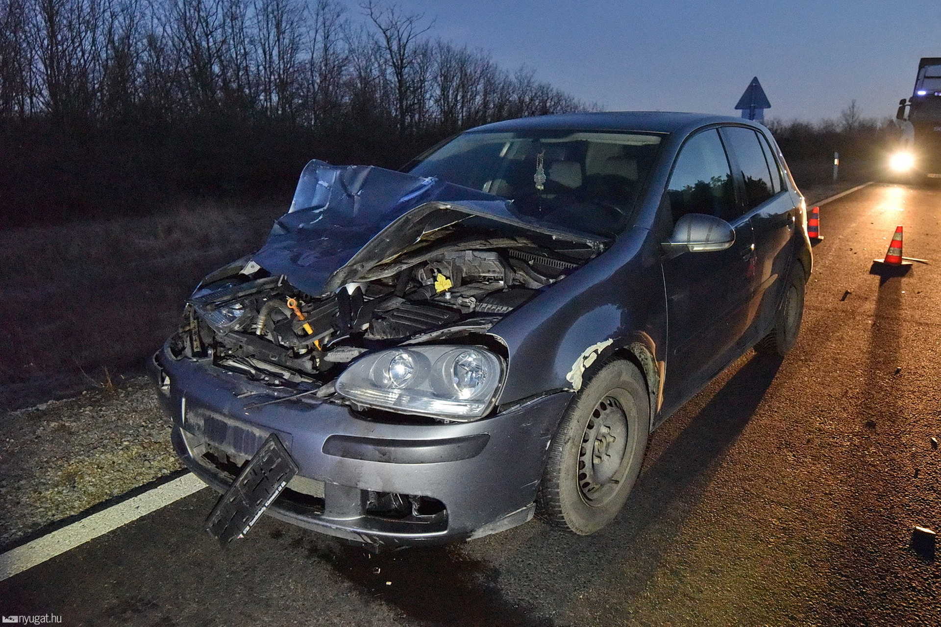 Szarvasok szaladtak a VW elé a 86-oson