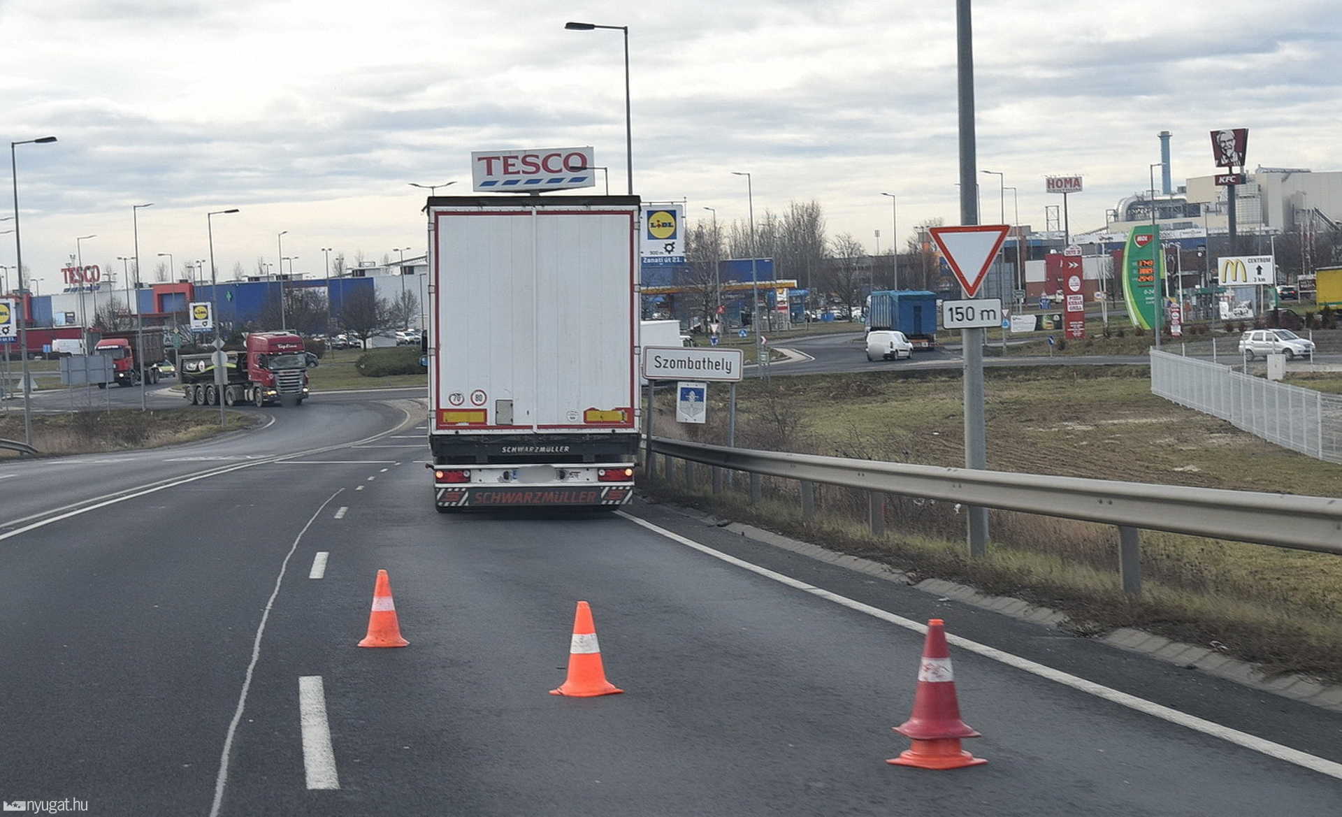 Fiat ütközött kamionnal a Zanati úti felüljárón