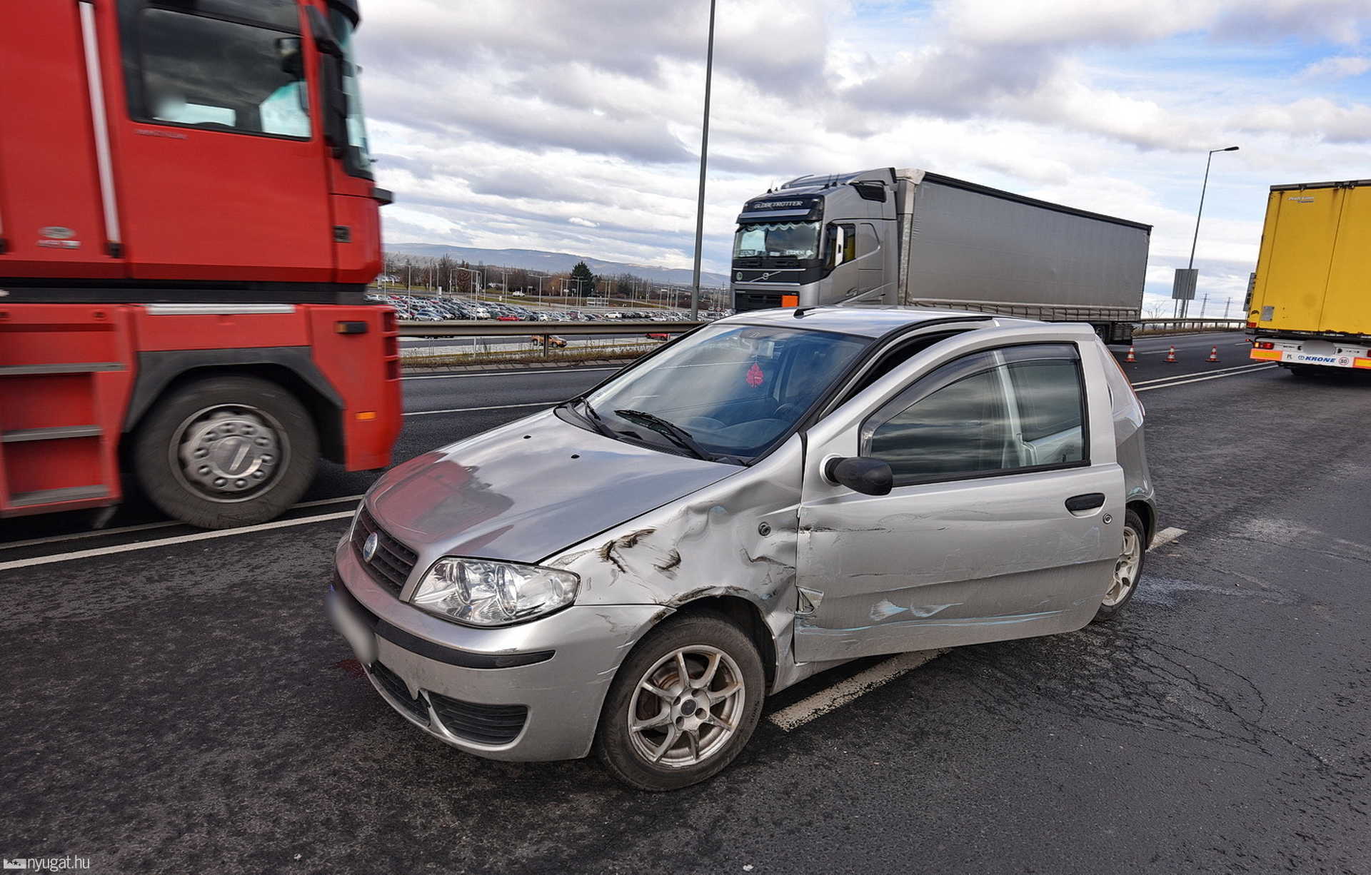 Fiat ütközött kamionnal a Zanati úti felüljárón