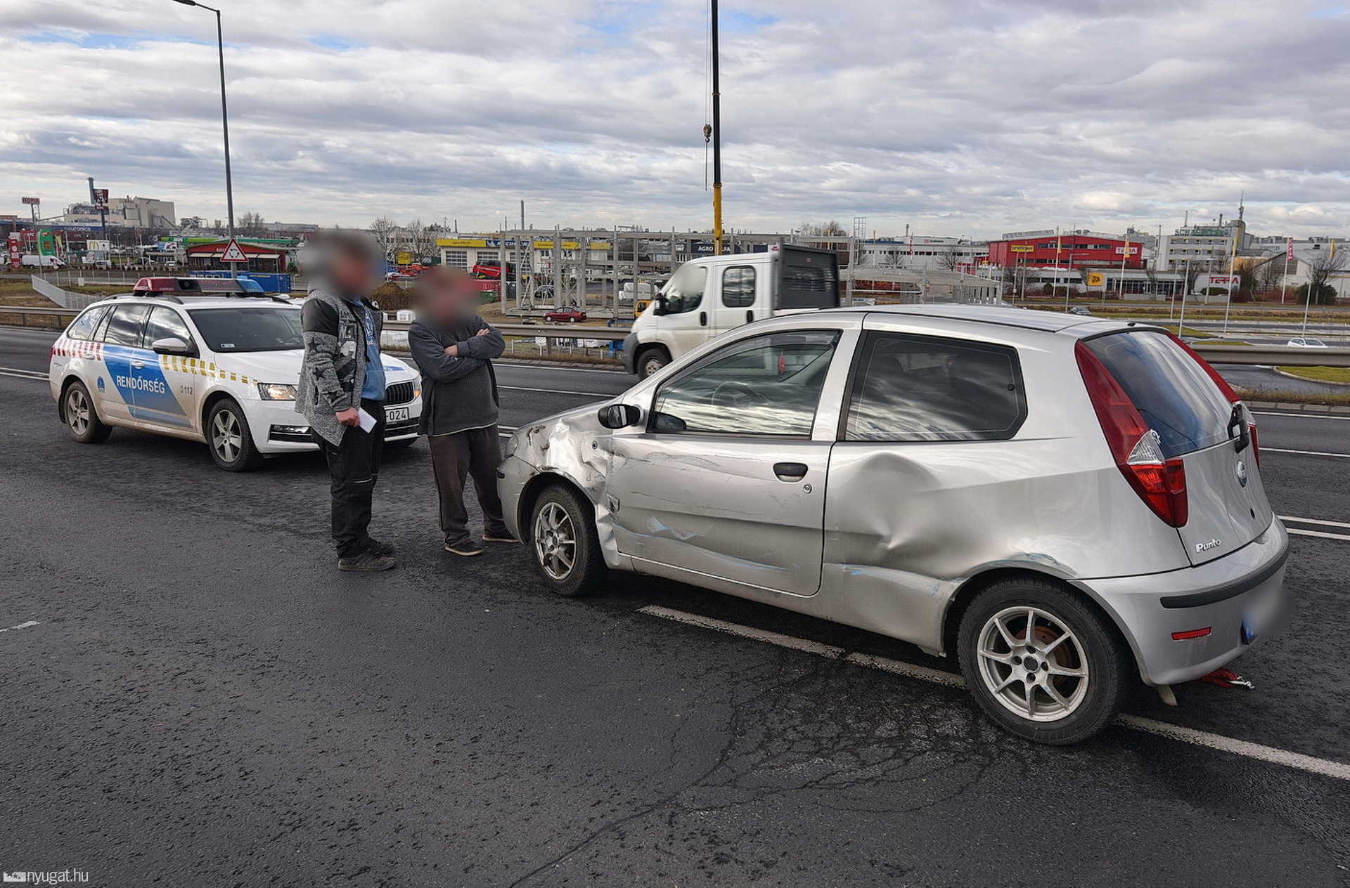Fiat ütközött kamionnal a Zanati úti felüljárón