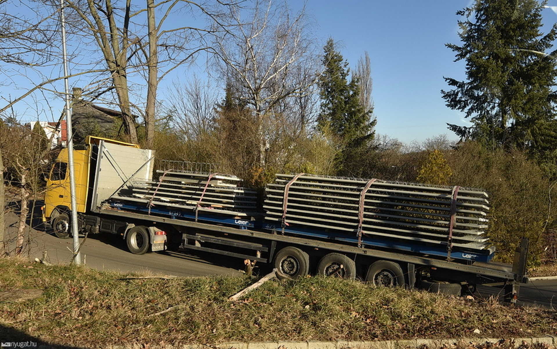 Eltévedt kamion rekedt szűk, kanyargós utcában Szombathelyen