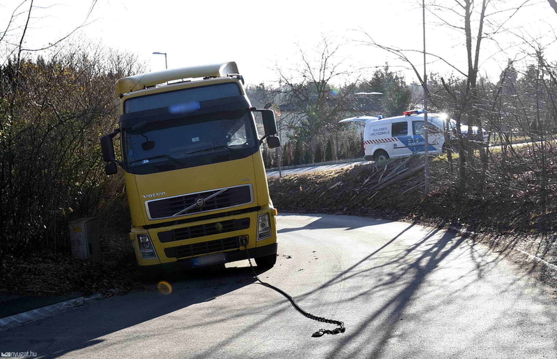 Eltévedt kamion rekedt szűk, kanyargós utcában Szombathelyen