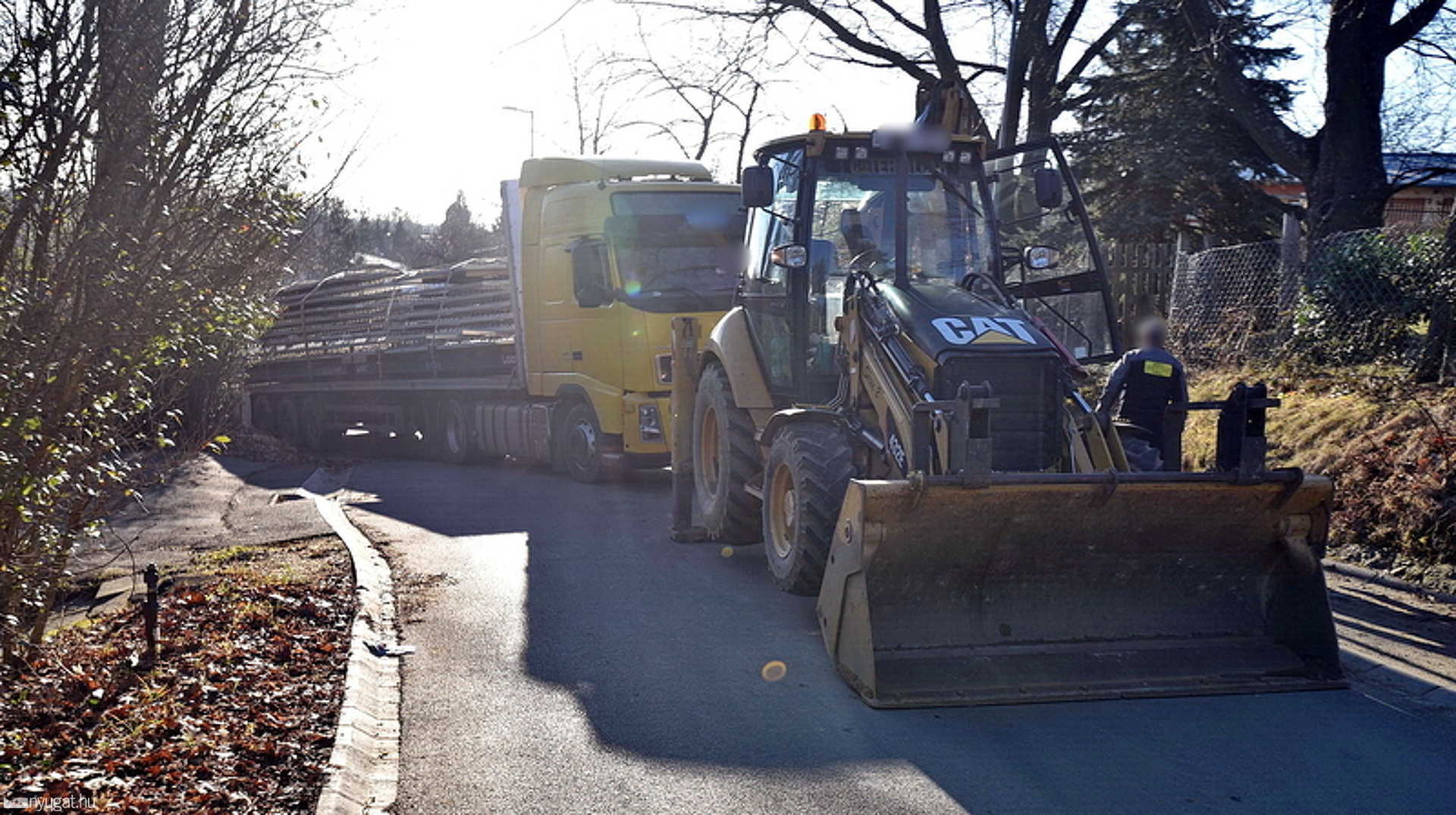 Eltévedt kamion rekedt szűk, kanyargós utcában Szombathelyen