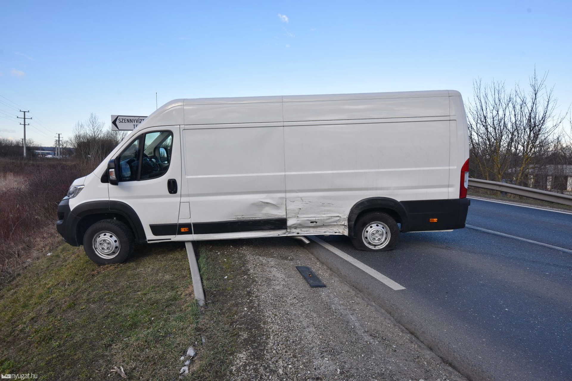 Szalagkorlátra perdített egy Citroent egy Vokswagen.