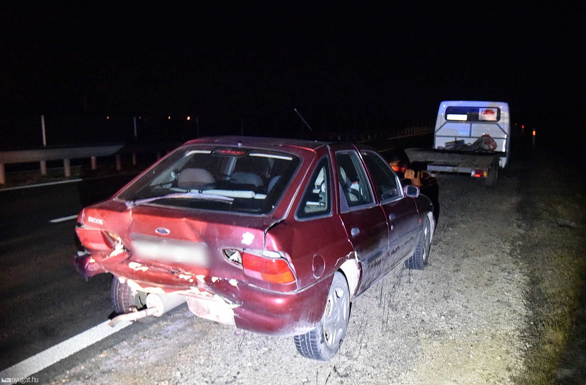 Peugeot hajtott szalagkorlátnak, majd Fordba rohant VW az M86-os autóúton