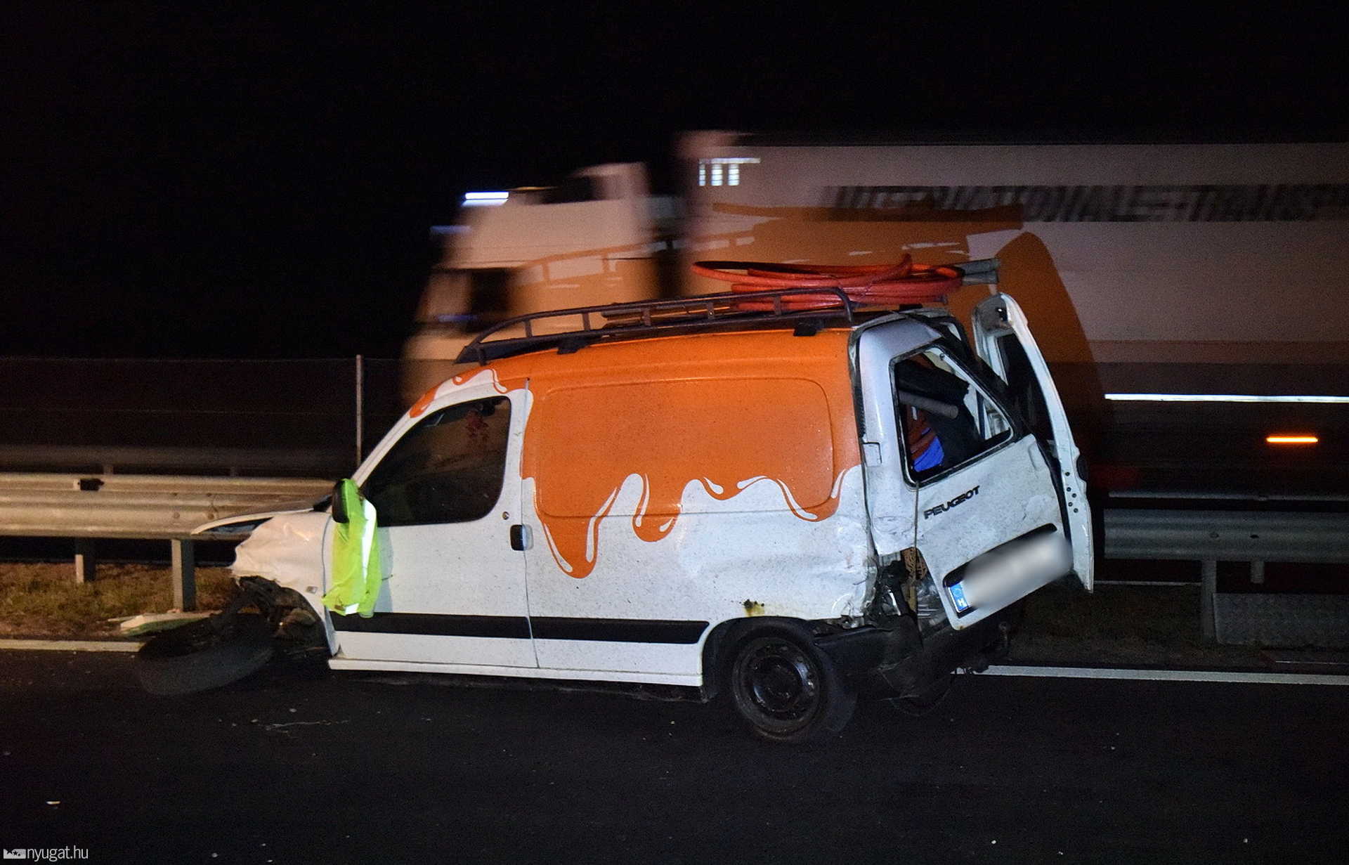 Peugeot hajtott szalagkorlátnak, majd Fordba rohant VW az M86-os autóúton