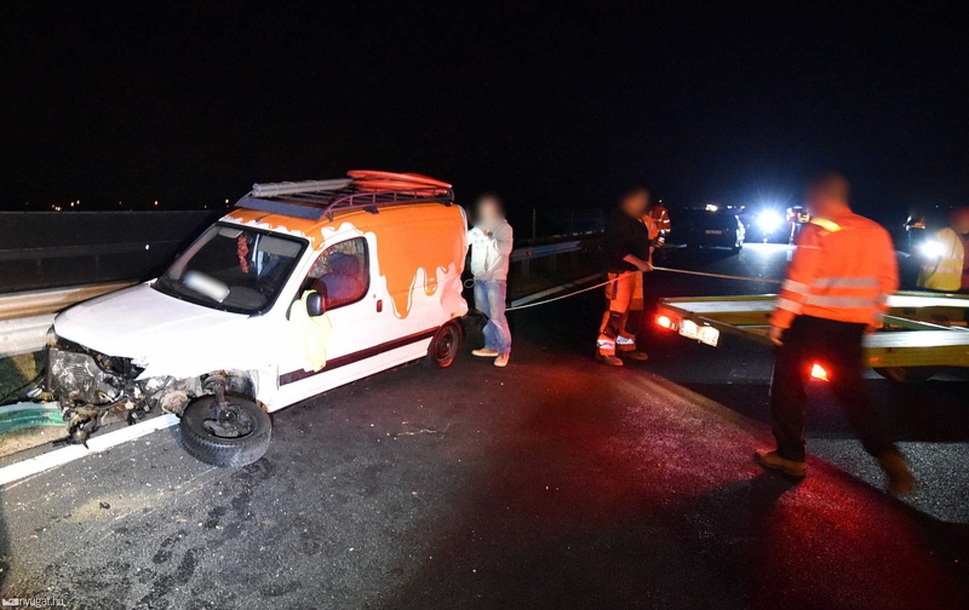 Peugeot hajtott szalagkorlátnak, majd Fordba rohant VW az M86-os autóúton