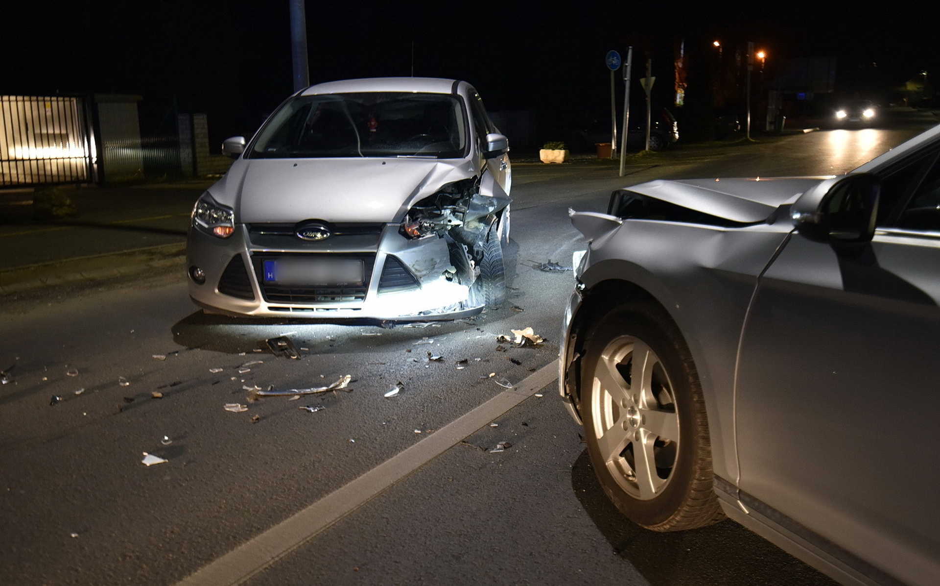 Kivilágítatlanul haladó Ford elé kanyarodott Volkswagen Szombathelyen