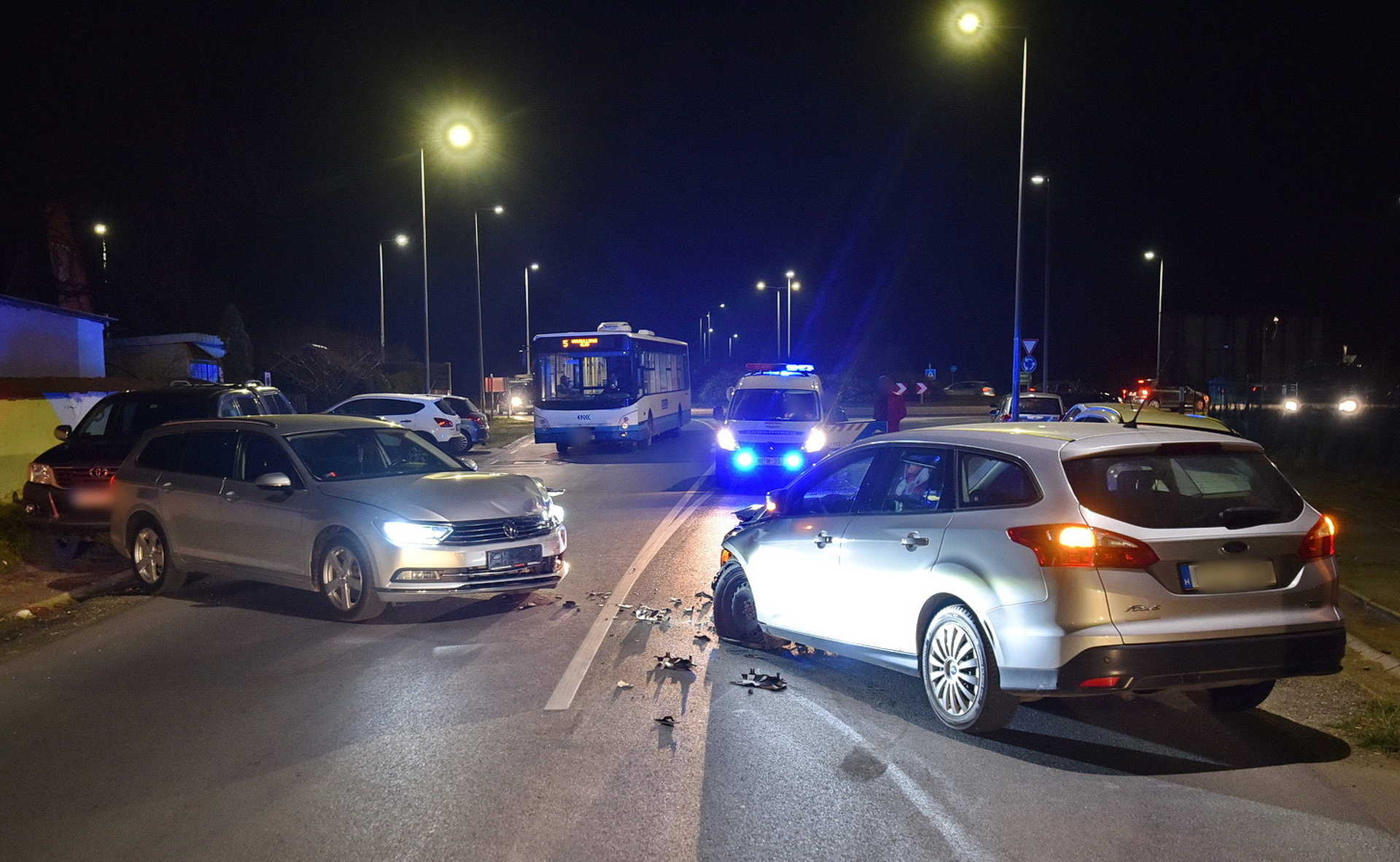 Kivilágítatlanul haladó Ford elé kanyarodott Volkswagen Szombathelyen