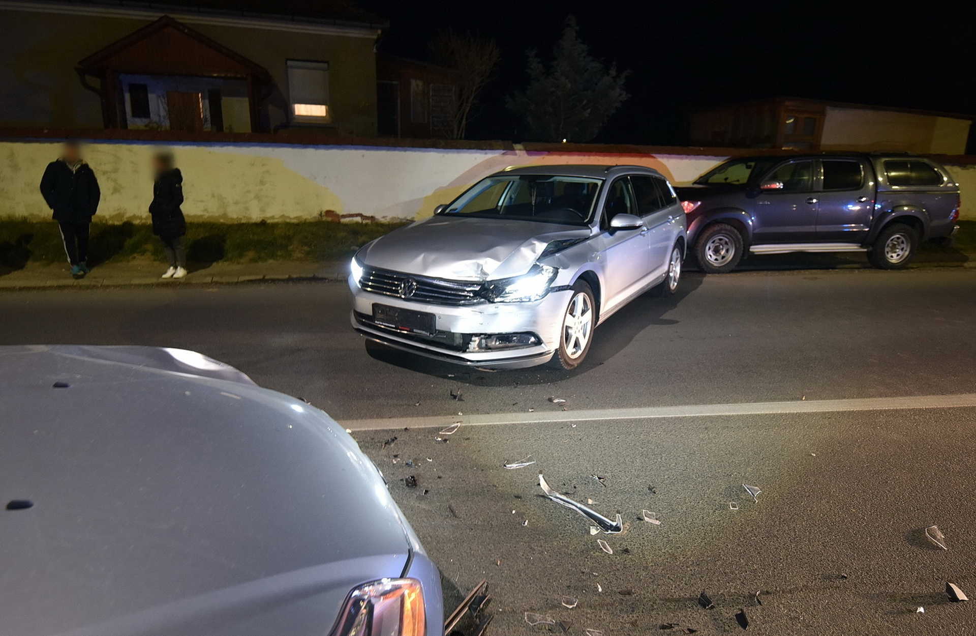 Kivilágítatlanul haladó Ford elé kanyarodott Volkswagen Szombathelyen