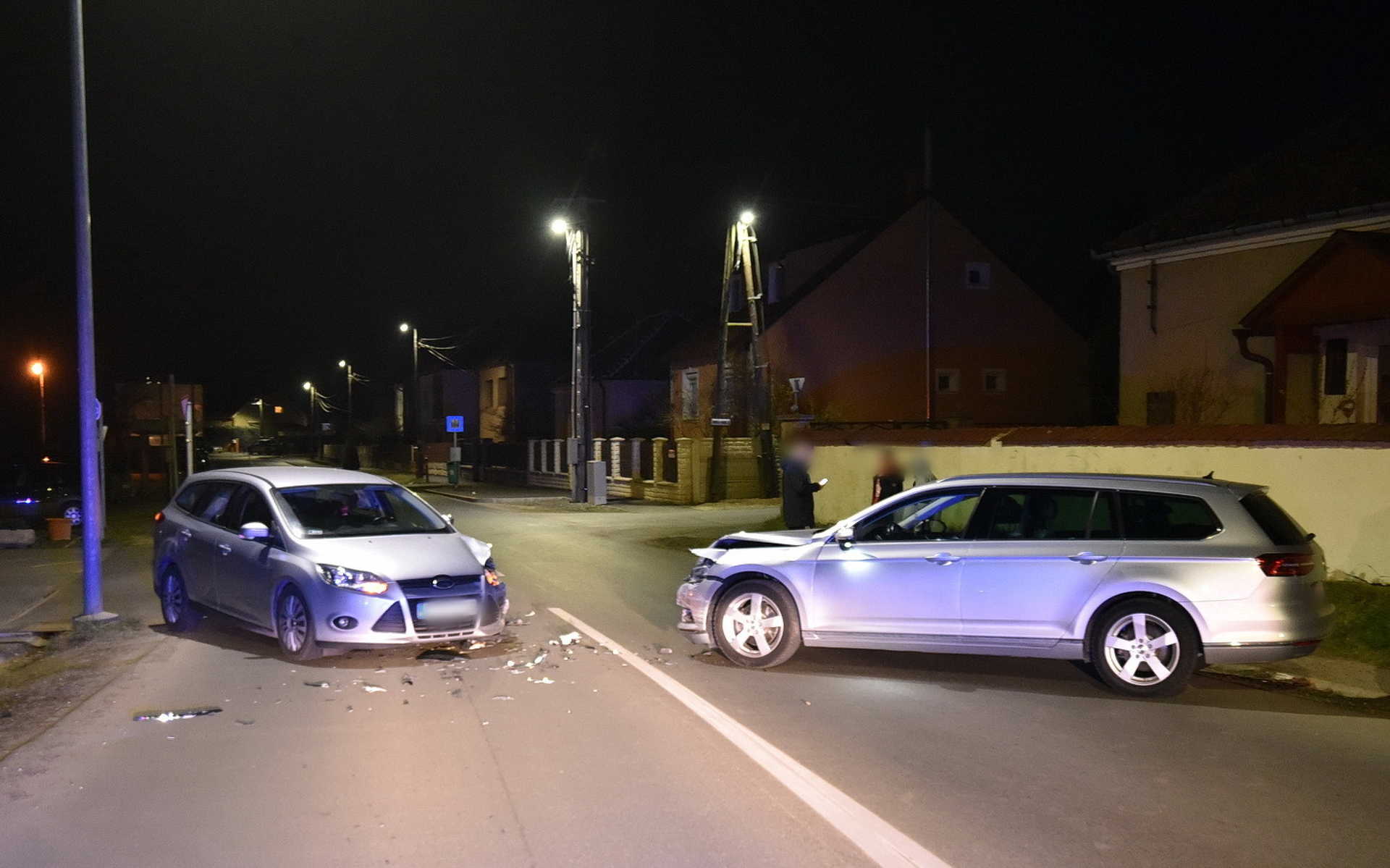 Kivilágítatlanul haladó Ford elé kanyarodott Volkswagen Szombathelyen