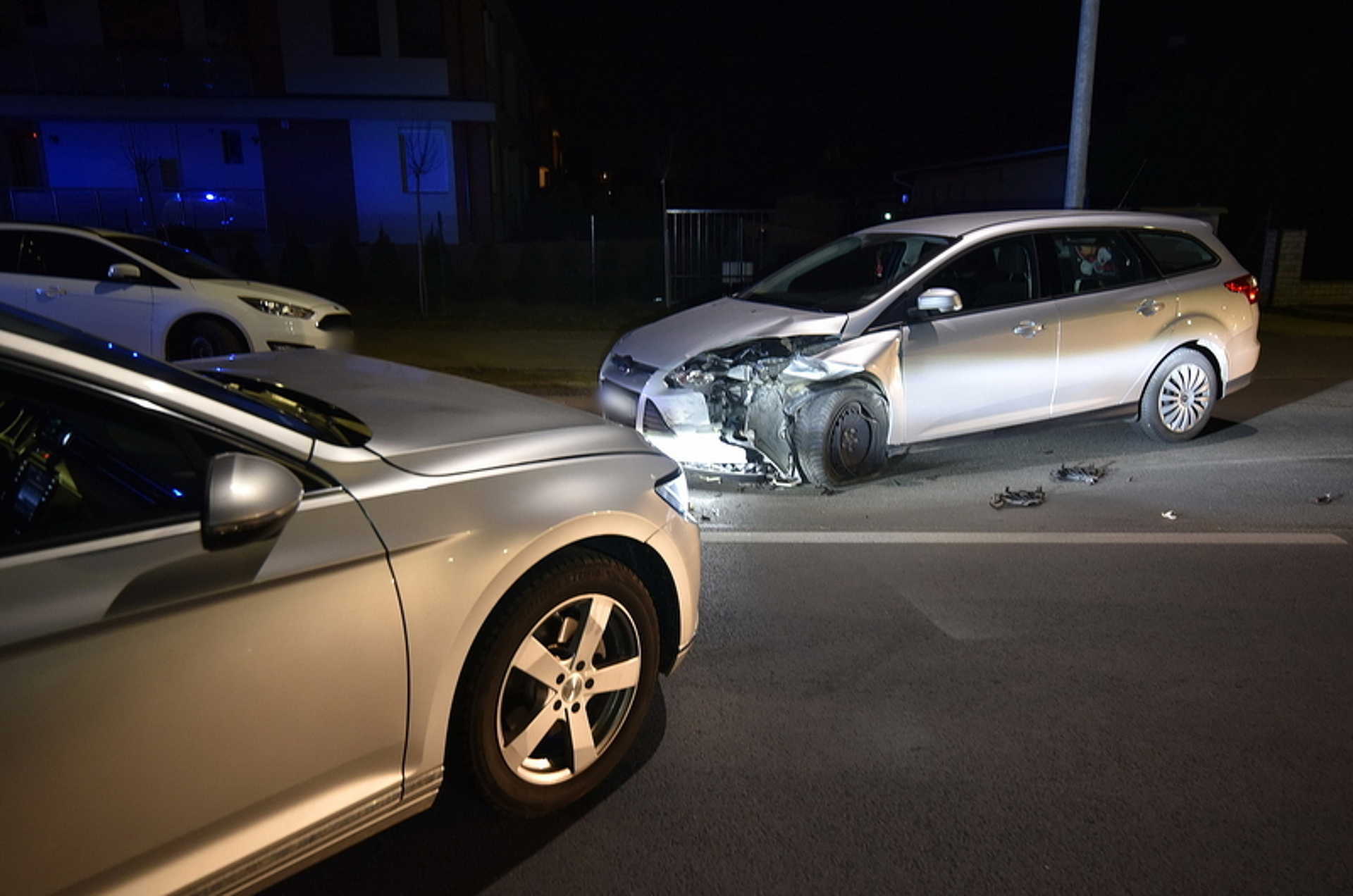 Kivilágítatlanul haladó Ford elé kanyarodott Volkswagen Szombathelyen