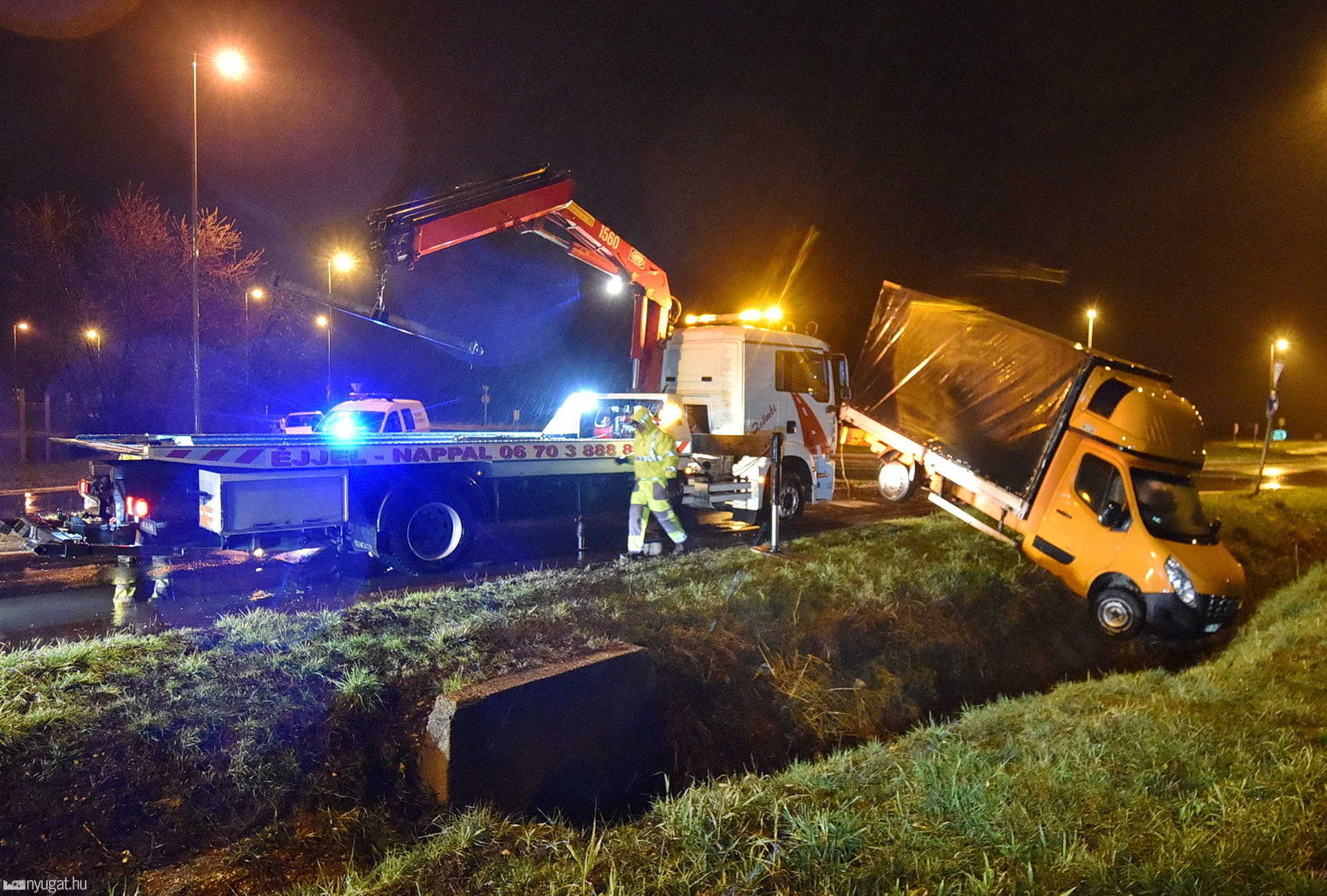 Elbóbiskolt a körforgalomban a sofőr – árokba gurult egy Renault teherautó Szombathely határában