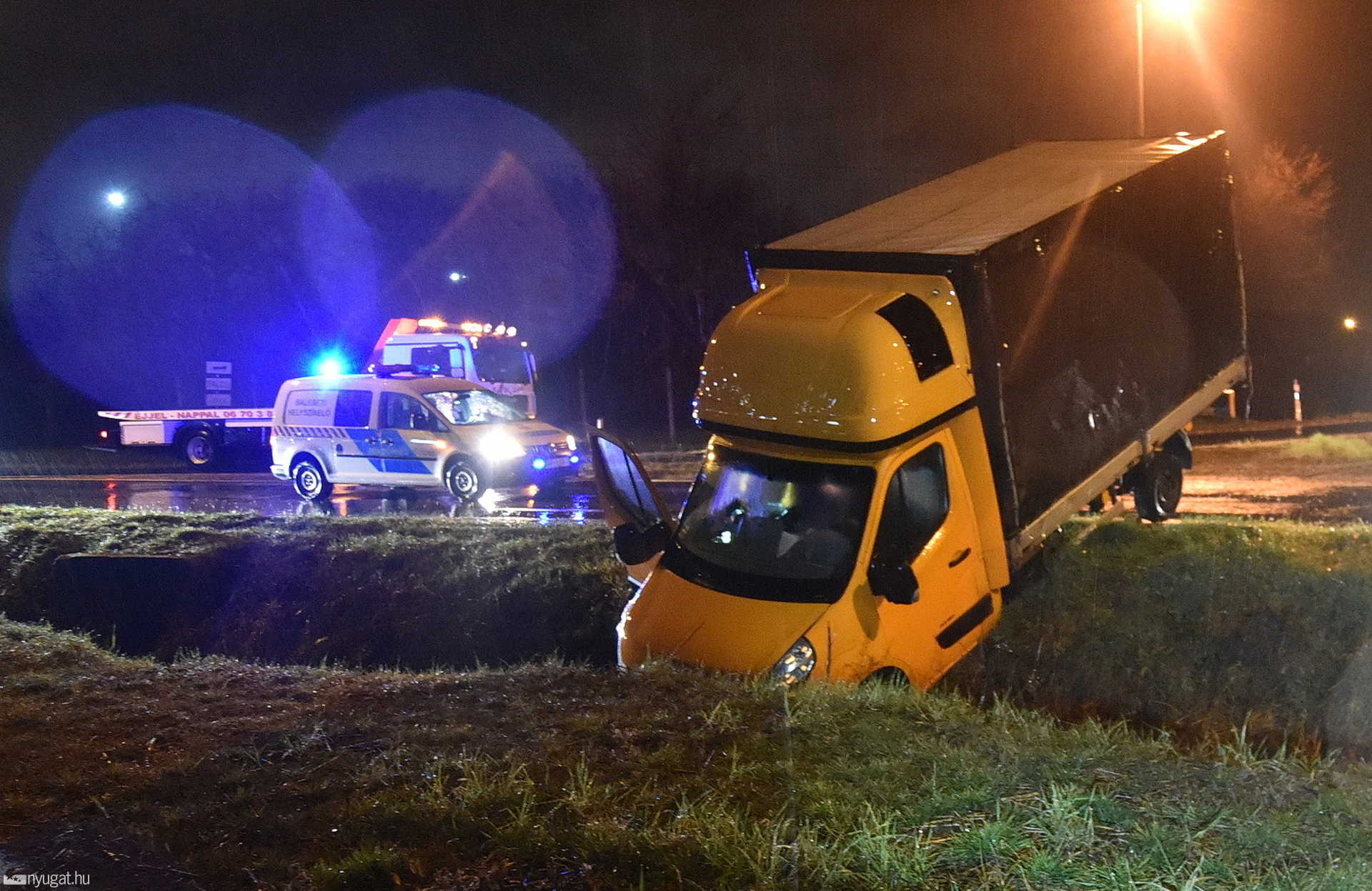 Elbóbiskolt a körforgalomban a sofőr – árokba gurult egy Renault teherautó Szombathely határában